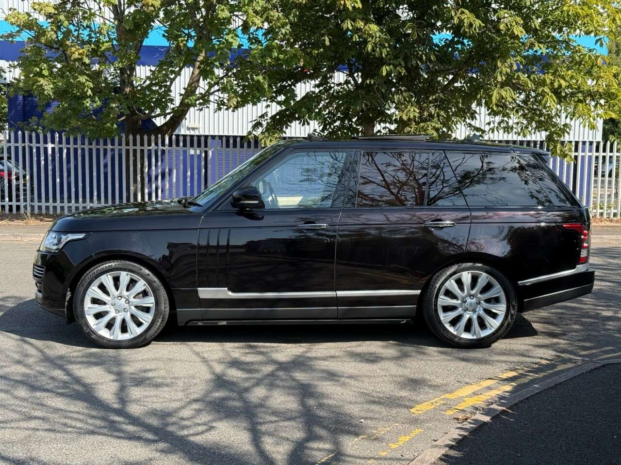 A 2016 LAND ROVER RANGE ROVER 4.4 SD V8 Autobiography SUV 5dr Diesel Auto 4WD Euro 6 (s/s) (339 ps) A 2016 LAND ROVER RANGE ROVER 4.4 SD V8 Autobiography SUV 5dr Diesel Auto 4WD Euro 6 (s/s) (339 ps)