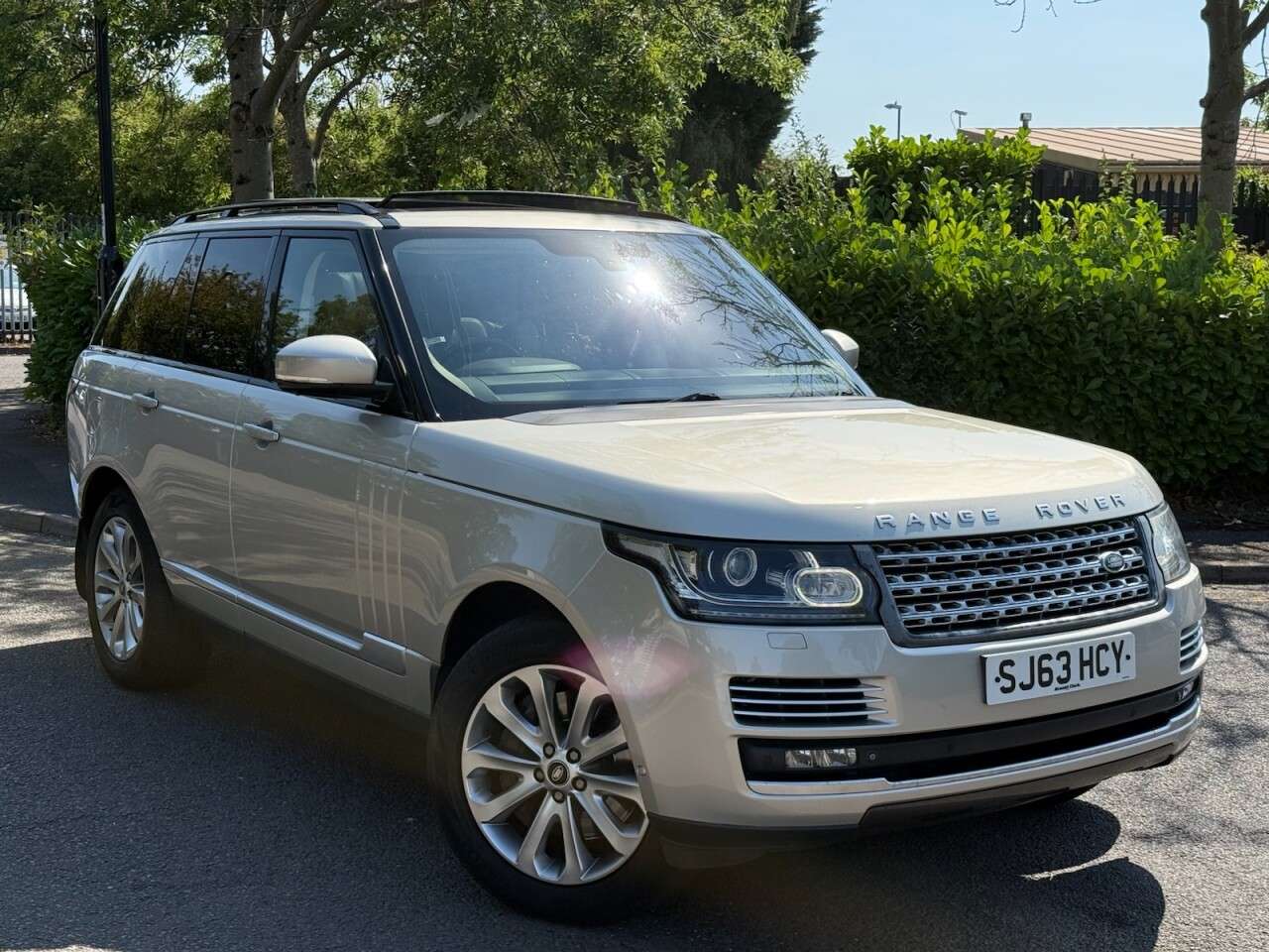 A 2013 LAND ROVER RANGE ROVER 4.4 SD V8 Autobiography SUV 5dr Diesel Auto 4WD Euro 5 (339 ps) A 2013 LAND ROVER RANGE ROVER 4.4 SD V8 Autobiography SUV 5dr Diesel Auto 4WD Euro 5 (339 ps)