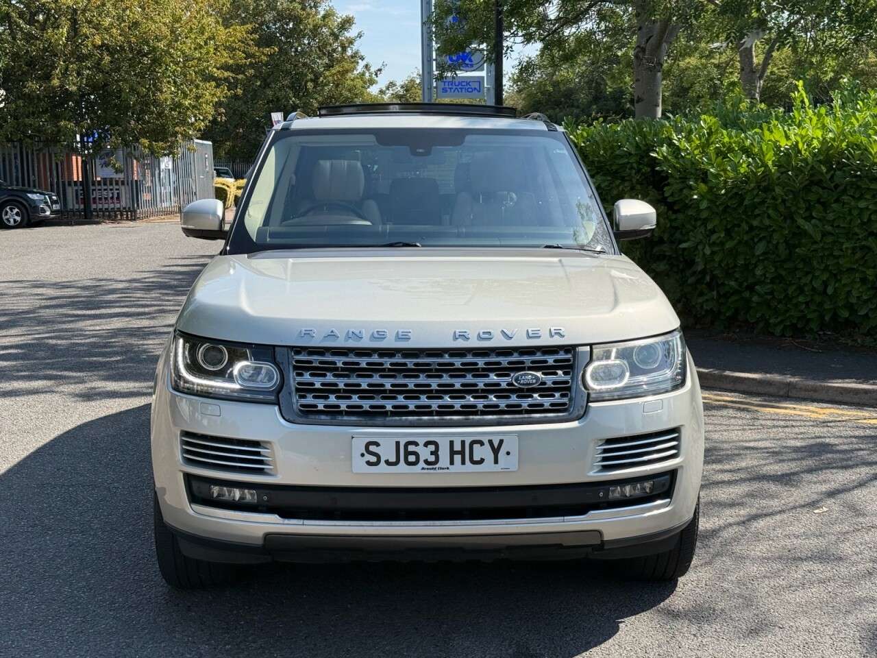 A 2013 LAND ROVER RANGE ROVER 4.4 SD V8 Autobiography SUV 5dr Diesel Auto 4WD Euro 5 (339 ps) A 2013 LAND ROVER RANGE ROVER 4.4 SD V8 Autobiography SUV 5dr Diesel Auto 4WD Euro 5 (339 ps)