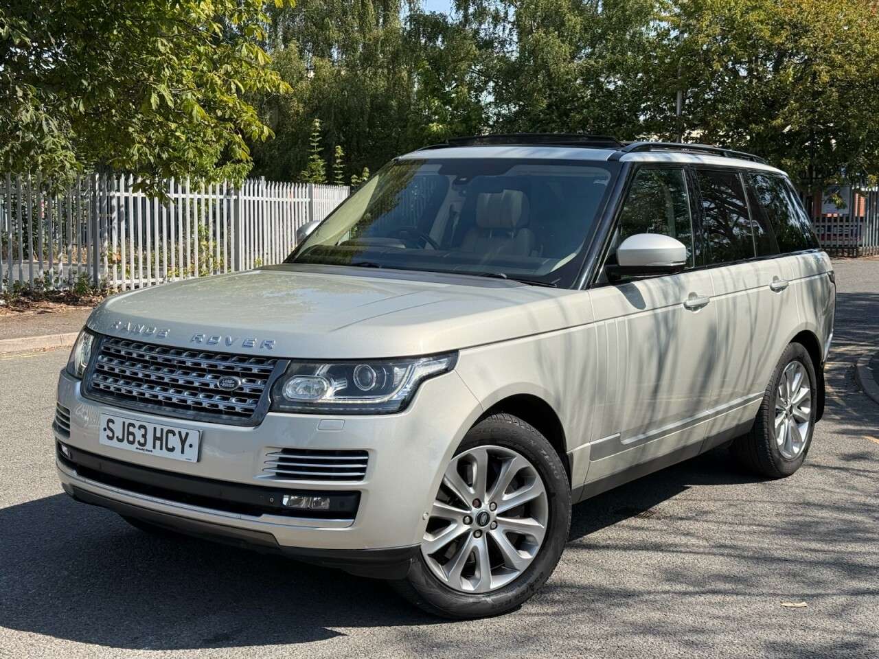A 2013 LAND ROVER RANGE ROVER 4.4 SD V8 Autobiography SUV 5dr Diesel Auto 4WD Euro 5 (339 ps) A 2013 LAND ROVER RANGE ROVER 4.4 SD V8 Autobiography SUV 5dr Diesel Auto 4WD Euro 5 (339 ps)