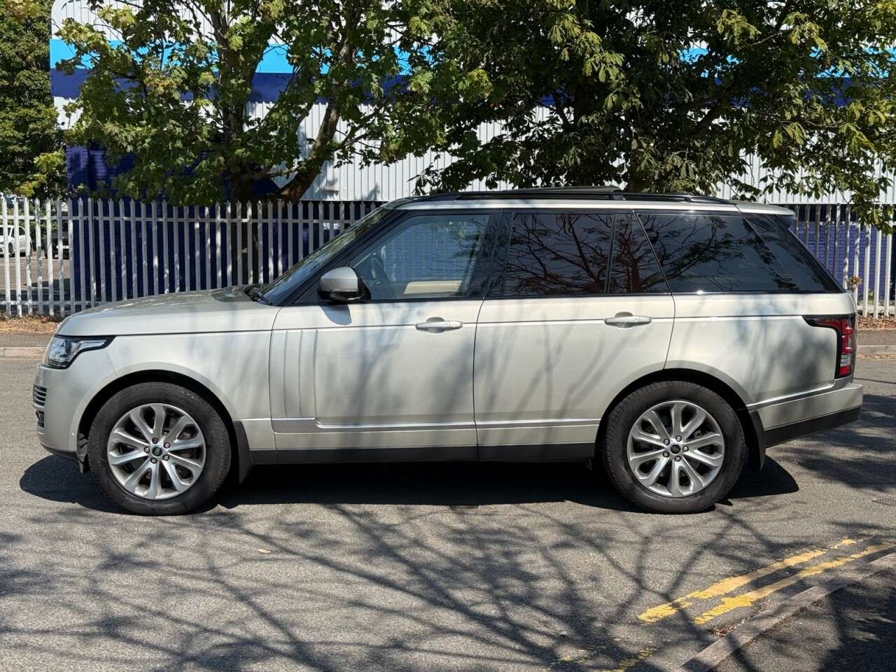 A 2013 LAND ROVER RANGE ROVER 4.4 SD V8 Autobiography SUV 5dr Diesel Auto 4WD Euro 5 (339 ps) A 2013 LAND ROVER RANGE ROVER 4.4 SD V8 Autobiography SUV 5dr Diesel Auto 4WD Euro 5 (339 ps)