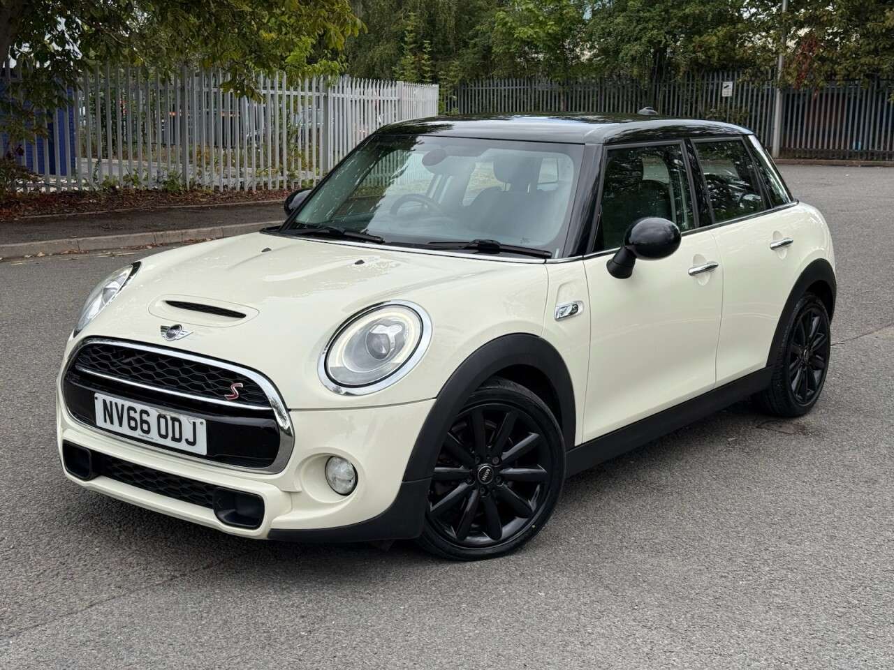 A 2016 MINI HATCH 2.0 Cooper SD Hatchback 5dr Diesel Auto 6Spd Euro 6 (s/s) (170 ps) ULEZ++LO A 2016 MINI HATCH 2.0 Cooper SD Hatchback 5dr Diesel Auto 6Spd Euro 6 (s/s) (170 ps) ULEZ++LO