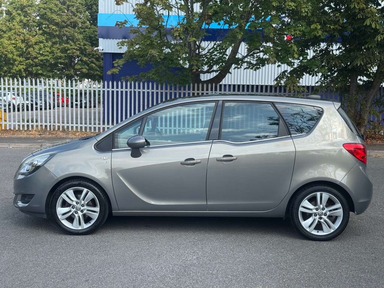 A 2016 VAUXHALL MERIVA 1.4i SE MPV 5dr Petrol Manual Euro 6 (100 ps) A 2016 VAUXHALL MERIVA 1.4i SE MPV 5dr Petrol Manual Euro 6 (100 ps)