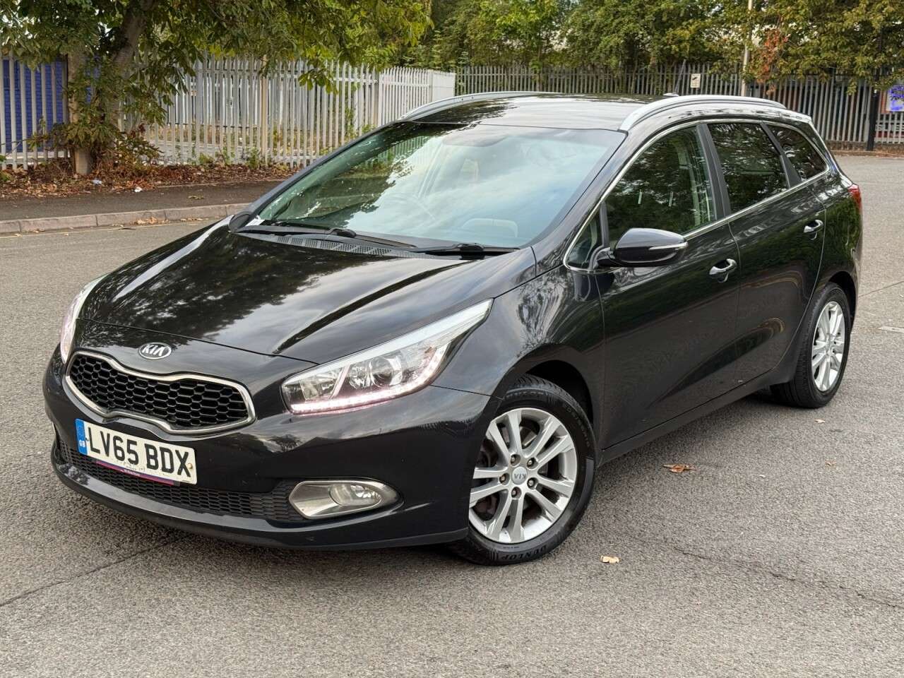 A 2015 KIA CEED 1.6 CRDi 3 Sportswagon 5dr Diesel Auto Euro 5 (126 bhp) ULEZ+2FO+FSH+CAMERA A 2015 KIA CEED 1.6 CRDi 3 Sportswagon 5dr Diesel Auto Euro 5 (126 bhp) ULEZ+2FO+FSH+CAMERA
