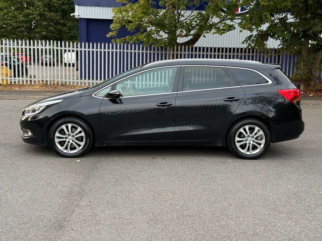 A 2015 KIA CEED 1.6 CRDi 3 Sportswagon 5dr Diesel Auto Euro 5 (126 bhp) ULEZ+2FO+FSH+CAMERA A 2015 KIA CEED 1.6 CRDi 3 Sportswagon 5dr Diesel Auto Euro 5 (126 bhp) ULEZ+2FO+FSH+CAMERA