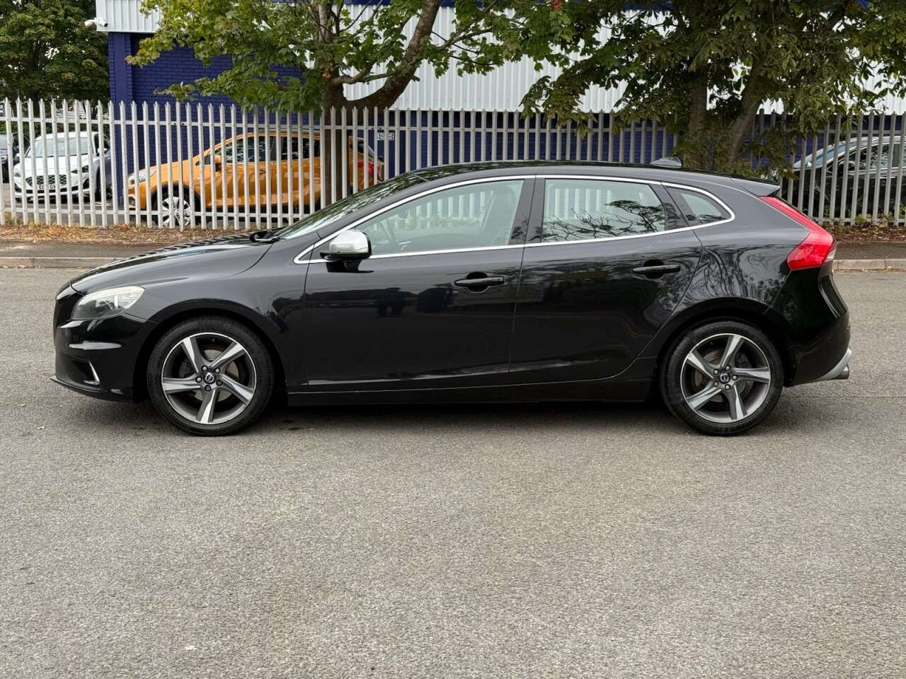 A 2013 VOLVO V40 1.6 D2 R-Design Hatchback 5dr Diesel Manual Euro 5 (s/s) (115 ps) A 2013 VOLVO V40 1.6 D2 R-Design Hatchback 5dr Diesel Manual Euro 5 (s/s) (115 ps)