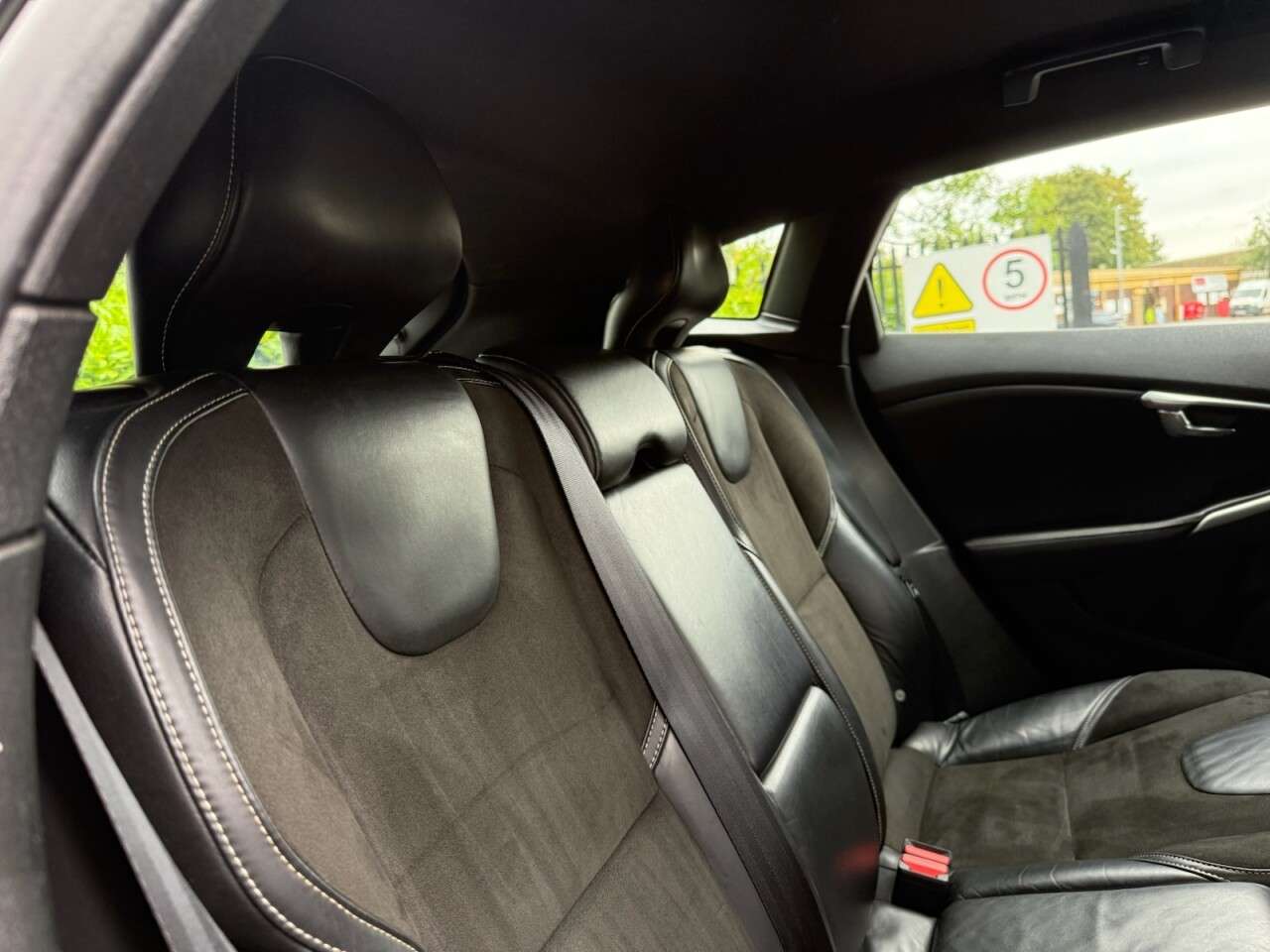 2013 VOLVO V40 2013 VOLVO V40