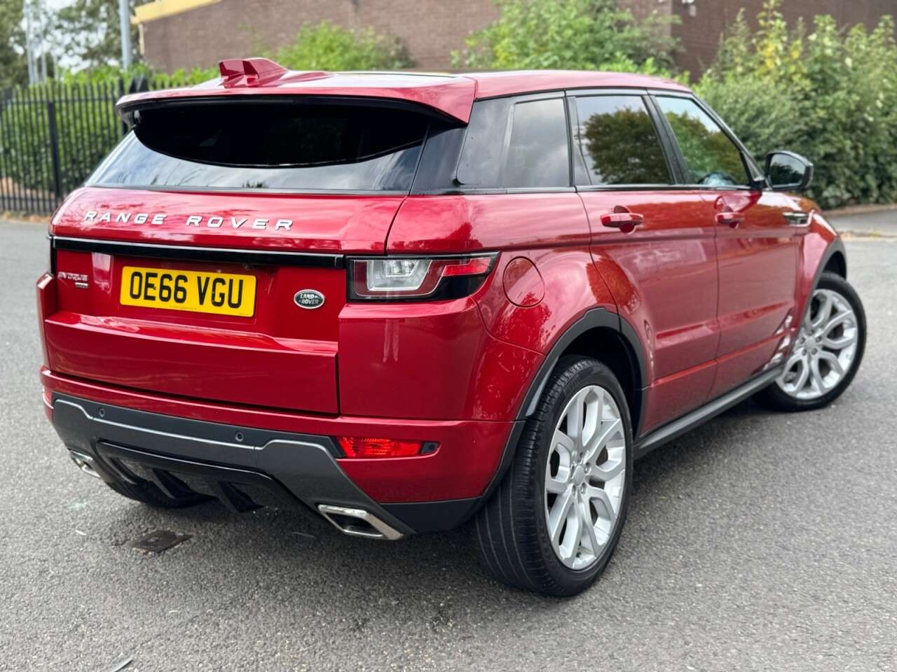 A 2016 LAND ROVER RANGE ROVER EVOQUE 2.0 TD4 HSE Dynamic SUV 5dr Diesel Auto 4WD Euro 6 (s/s) (180 ps) A 2016 LAND ROVER RANGE ROVER EVOQUE 2.0 TD4 HSE Dynamic SUV 5dr Diesel Auto 4WD Euro 6 (s/s) (180 ps)