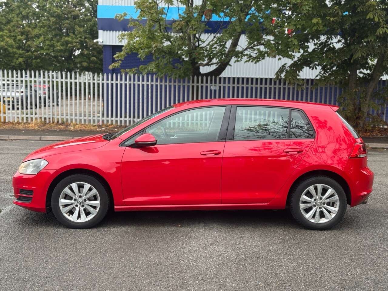 A 2013 VOLKSWAGEN GOLF 1.6 TDI BlueMotion Tech SE Hatchback 5dr Diesel DSG Euro 5 (s/s) (105 ps) A 2013 VOLKSWAGEN GOLF 1.6 TDI BlueMotion Tech SE Hatchback 5dr Diesel DSG Euro 5 (s/s) (105 ps)