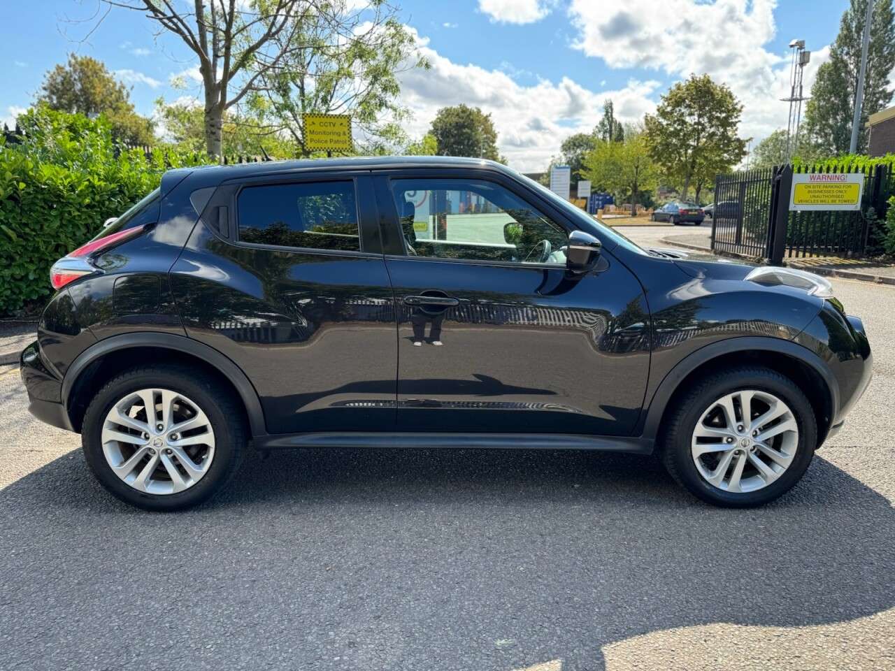 A 2015 NISSAN JUKE 1.2 DIG-T Acenta Premium SUV 5dr Petrol Manual 6Spd Euro 5 (s/s) (115 ps) A 2015 NISSAN JUKE 1.2 DIG-T Acenta Premium SUV 5dr Petrol Manual 6Spd Euro 5 (s/s) (115 ps)