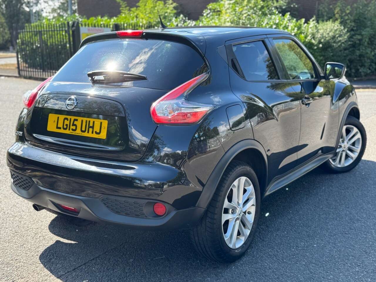 A 2015 NISSAN JUKE 1.2 DIG-T Acenta Premium SUV 5dr Petrol Manual 6Spd Euro 5 (s/s) (115 ps) A 2015 NISSAN JUKE 1.2 DIG-T Acenta Premium SUV 5dr Petrol Manual 6Spd Euro 5 (s/s) (115 ps)