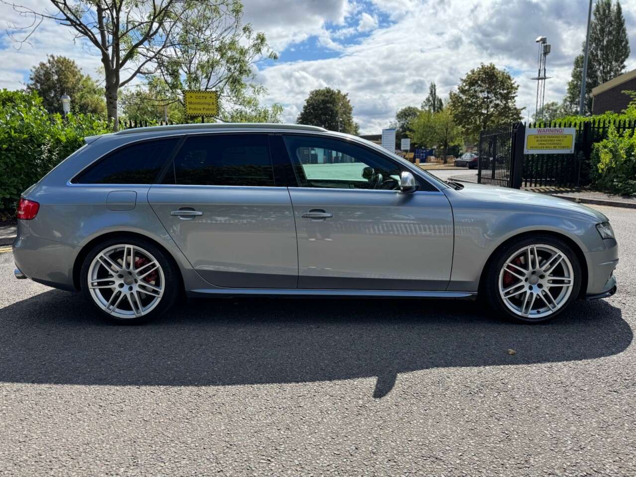 A 2009 AUDI S4 AVANT 3.0 TFSI V6 Estate 5dr Petrol S Tronic quattro Euro 5 (333 ps) A 2009 AUDI S4 AVANT 3.0 TFSI V6 Estate 5dr Petrol S Tronic quattro Euro 5 (333 ps)