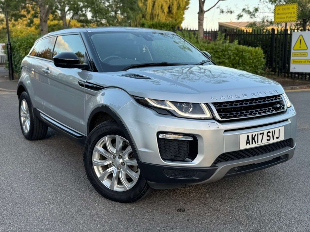 A 2017 LAND ROVER RANGE ROVER EVOQUE 2.0 TD4 SE Tech Coupe 3dr Diesel Auto 4WD Euro 6 (s/s) (180 ps) ULEZ+2FO+LO A 2017 LAND ROVER RANGE ROVER EVOQUE 2.0 TD4 SE Tech Coupe 3dr Diesel Auto 4WD Euro 6 (s/s) (180 ps) ULEZ+2FO+LO