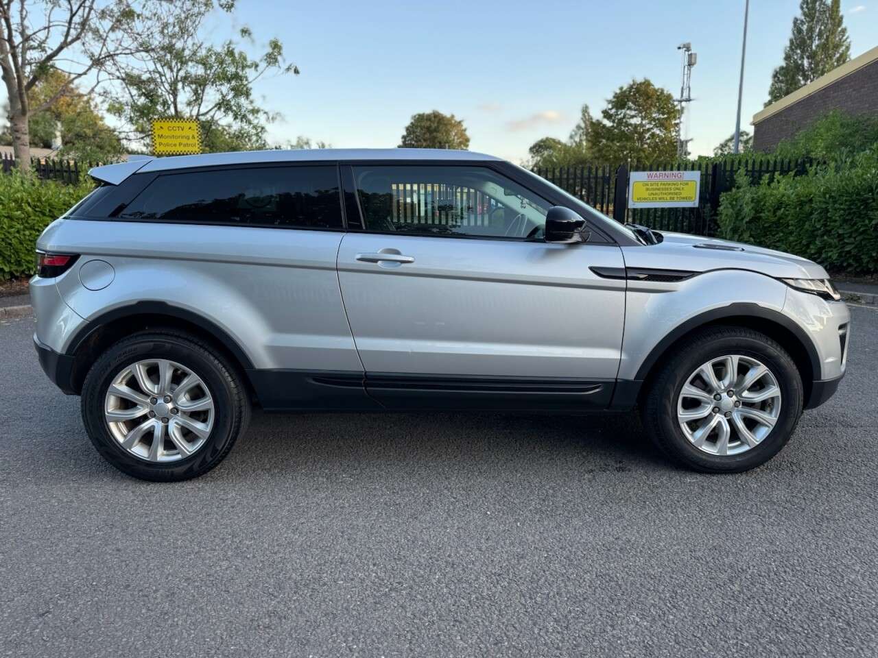 A 2017 LAND ROVER RANGE ROVER EVOQUE 2.0 TD4 SE Tech Coupe 3dr Diesel Auto 4WD Euro 6 (s/s) (180 ps) ULEZ+2FO+LO A 2017 LAND ROVER RANGE ROVER EVOQUE 2.0 TD4 SE Tech Coupe 3dr Diesel Auto 4WD Euro 6 (s/s) (180 ps) ULEZ+2FO+LO
