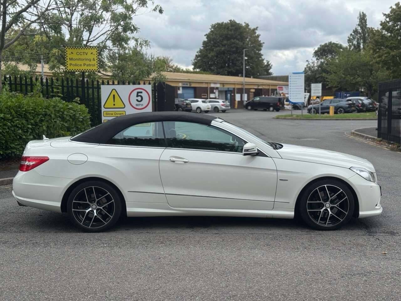 A 2010 MERCEDES-BENZ E CLASS 3.0 E350 CDI V6 BlueEfficiency Sport Cabriolet 2dr Diesel G-Tronic Euro 5 ( A 2010 MERCEDES-BENZ E CLASS 3.0 E350 CDI V6 BlueEfficiency Sport Cabriolet 2dr Diesel G-Tronic Euro 5 (
