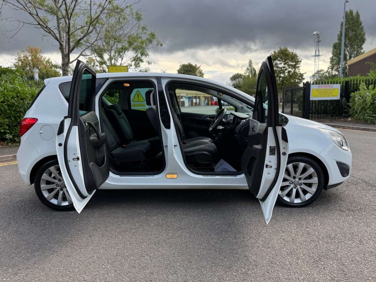 A 2012 VAUXHALL MERIVA 1.7 CDTi SE MPV 5dr Diesel Auto Euro 5 (110 ps) PANROOF+1FO+LOW MILES+P SEN A 2012 VAUXHALL MERIVA 1.7 CDTi SE MPV 5dr Diesel Auto Euro 5 (110 ps) PANROOF+1FO+LOW MILES+P SEN