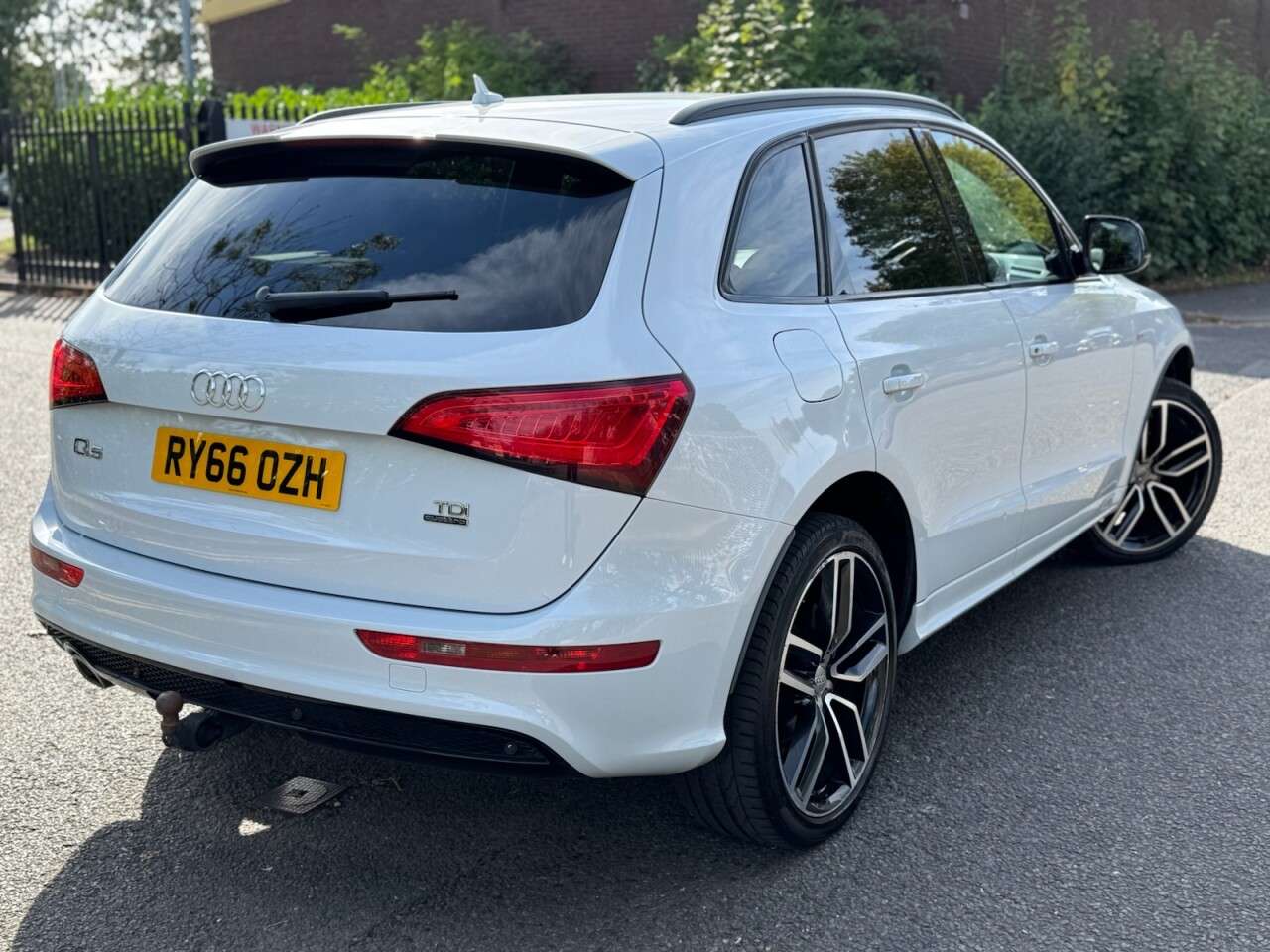 A 2017 AUDI Q5 2.0 TDI S line Plus SUV 5dr Diesel S Tronic quattro Euro 6 (s/s) (190 ps) A 2017 AUDI Q5 2.0 TDI S line Plus SUV 5dr Diesel S Tronic quattro Euro 6 (s/s) (190 ps)