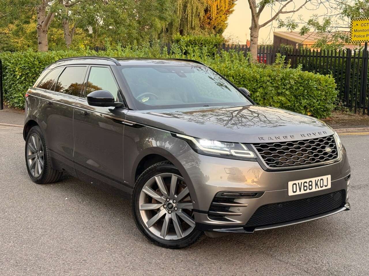 A 2018 LAND ROVER RANGE ROVER VELAR 3.0 SD6 V6 R-Dynamic HSE SUV 5dr Diesel Auto 4WD Euro 6 (s/s) (300 ps) A 2018 LAND ROVER RANGE ROVER VELAR 3.0 SD6 V6 R-Dynamic HSE SUV 5dr Diesel Auto 4WD Euro 6 (s/s) (300 ps)
