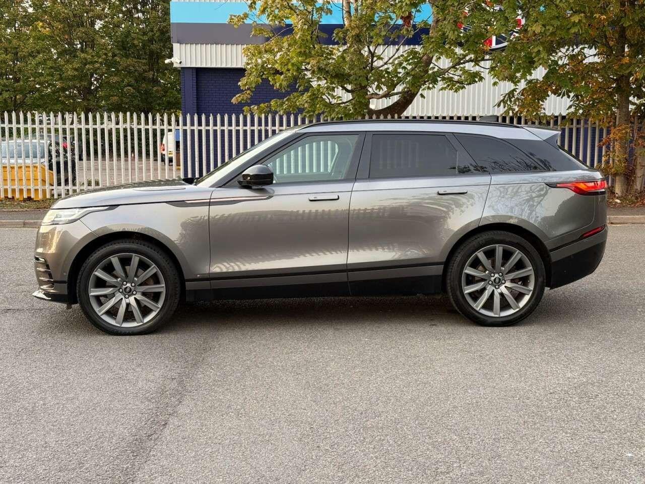 A 2018 LAND ROVER RANGE ROVER VELAR 3.0 SD6 V6 R-Dynamic HSE SUV 5dr Diesel Auto 4WD Euro 6 (s/s) (300 ps) A 2018 LAND ROVER RANGE ROVER VELAR 3.0 SD6 V6 R-Dynamic HSE SUV 5dr Diesel Auto 4WD Euro 6 (s/s) (300 ps)