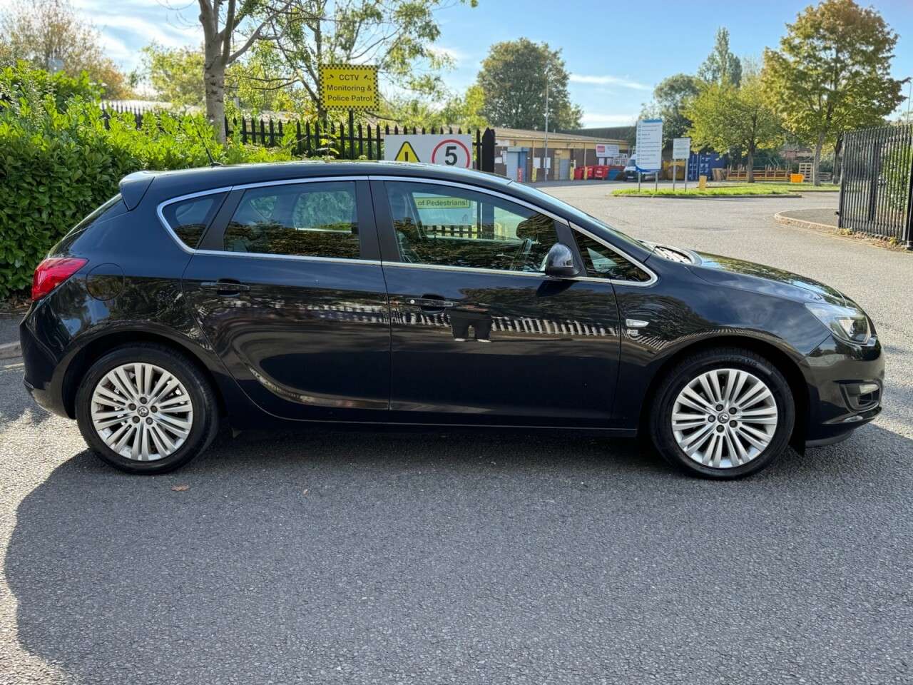 A 2014 VAUXHALL ASTRA 1.6 16v Excite Hatchback 5dr Petrol Manual Euro 5 (115 ps) 1FO+FSH+LOW MILE A 2014 VAUXHALL ASTRA 1.6 16v Excite Hatchback 5dr Petrol Manual Euro 5 (115 ps) 1FO+FSH+LOW MILE