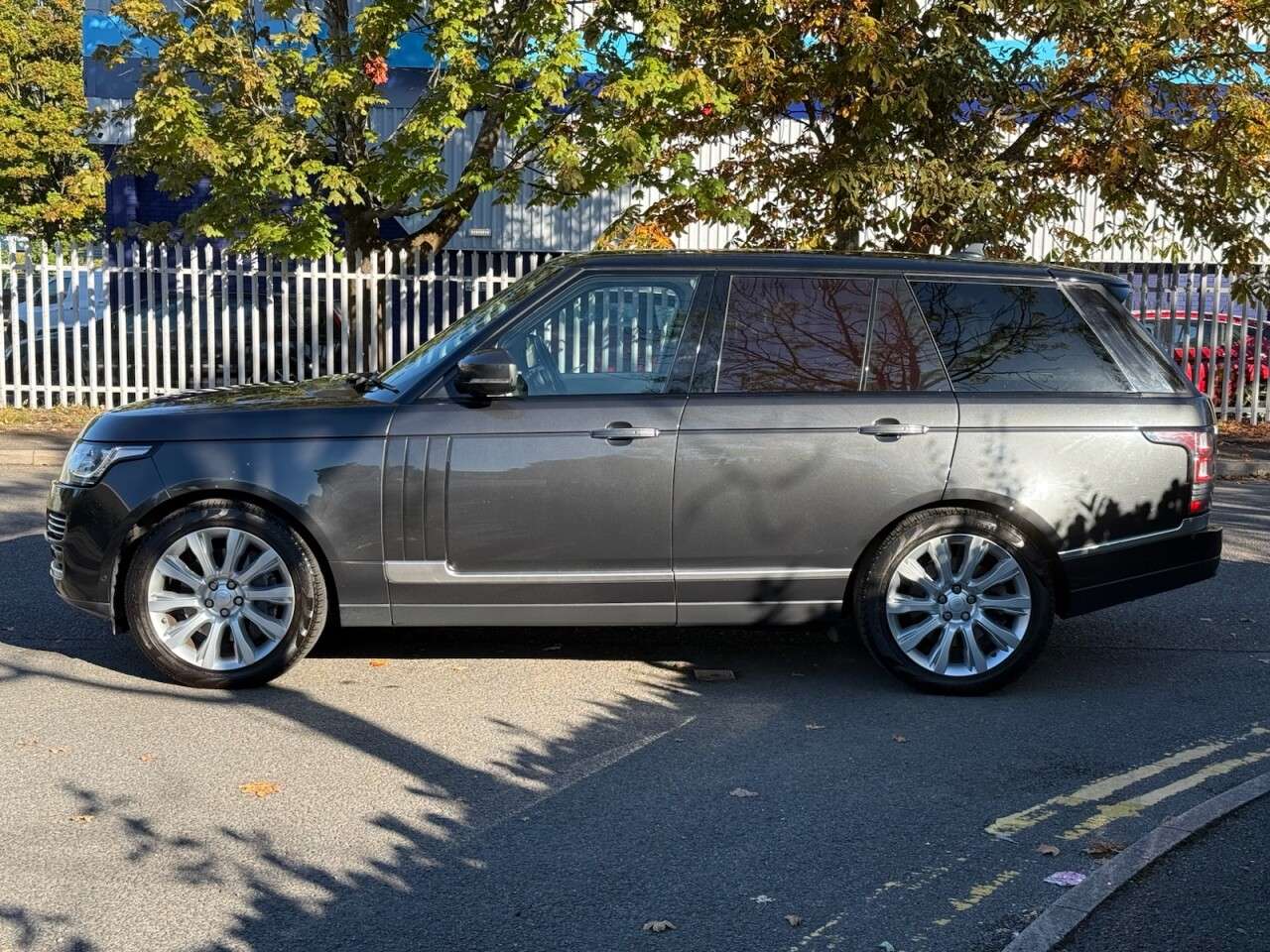 A 2016 LAND ROVER RANGE ROVER 4.4 SD V8 Autobiography SUV 5dr Diesel Auto 4WD Euro 6 (s/s) (339 ps) A 2016 LAND ROVER RANGE ROVER 4.4 SD V8 Autobiography SUV 5dr Diesel Auto 4WD Euro 6 (s/s) (339 ps)