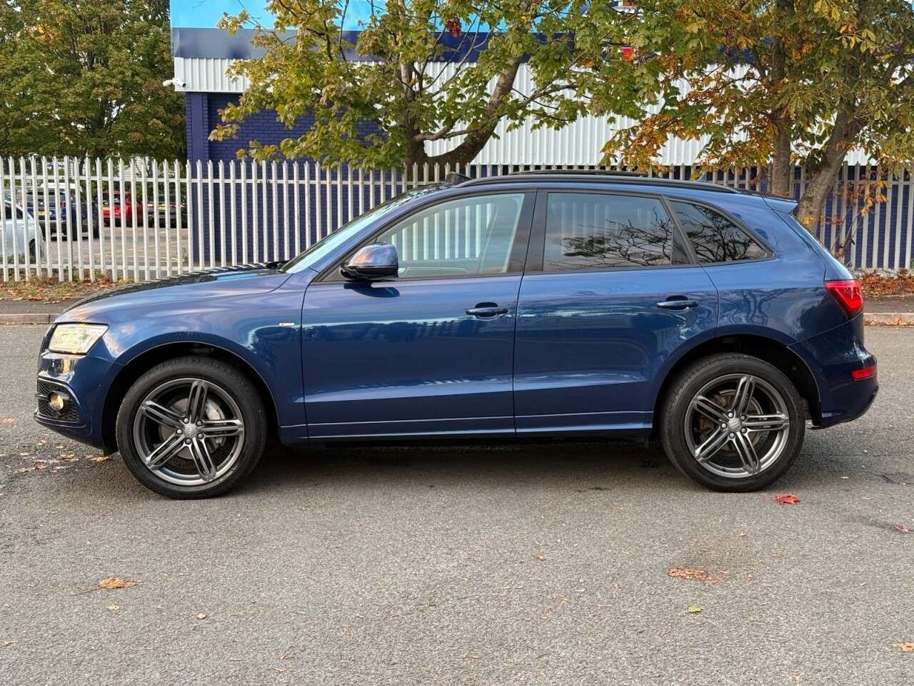 A 2015 AUDI Q5 2.0 TDI S line Plus SUV 5dr Diesel Manual quattro Euro 6 (s/s) (190 ps) A 2015 AUDI Q5 2.0 TDI S line Plus SUV 5dr Diesel Manual quattro Euro 6 (s/s) (190 ps)