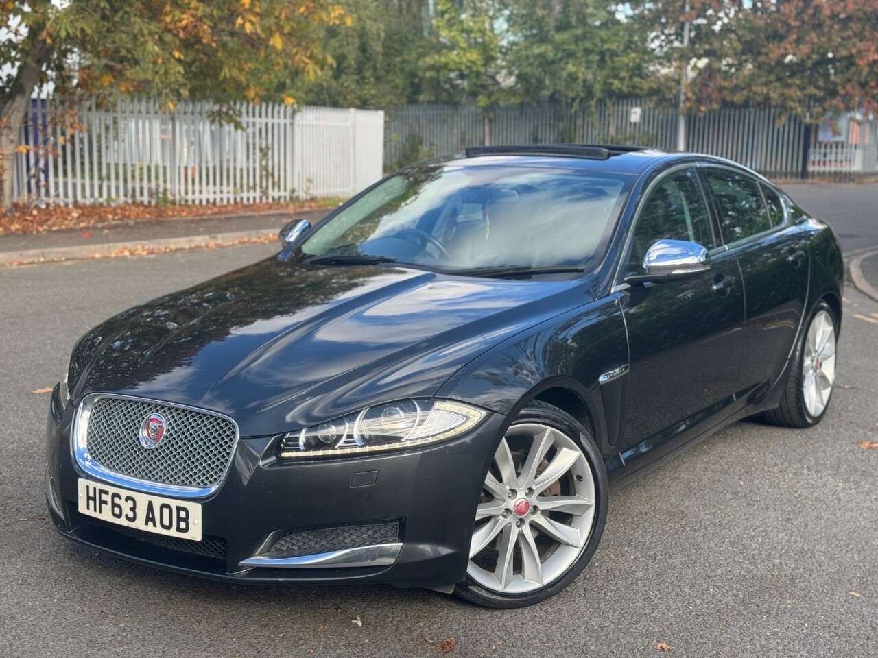 A 2014 JAGUAR XF 3.0d V6 Premium Luxury Saloon 4dr Diesel Auto Euro 5 (s/s) (240 ps) A 2014 JAGUAR XF 3.0d V6 Premium Luxury Saloon 4dr Diesel Auto Euro 5 (s/s) (240 ps)