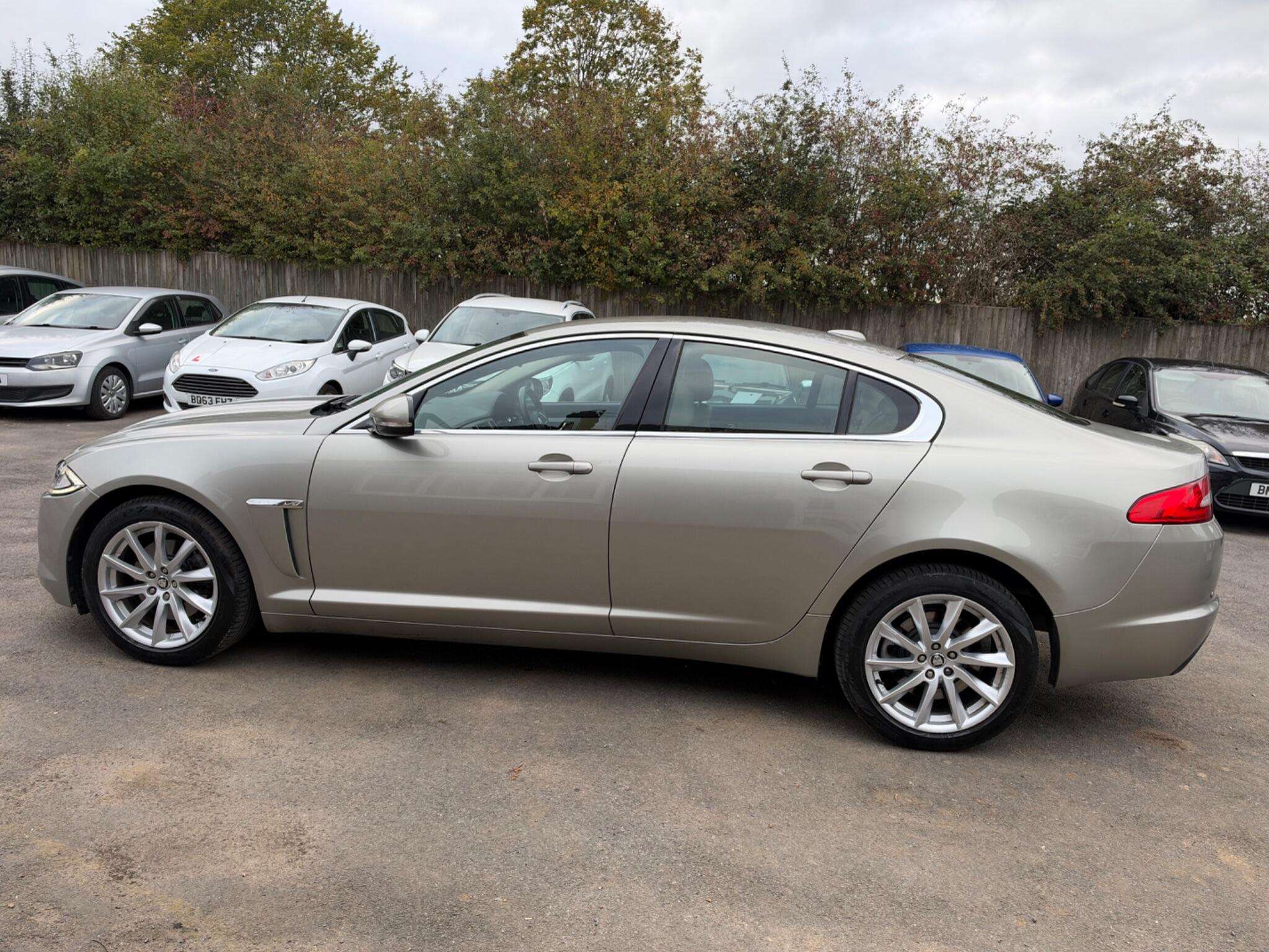 A 2013 JAGUAR XF 2.2d Luxury Auto Euro 5 (s/s) 4dr A 2013 JAGUAR XF 2.2d Luxury Auto Euro 5 (s/s) 4dr