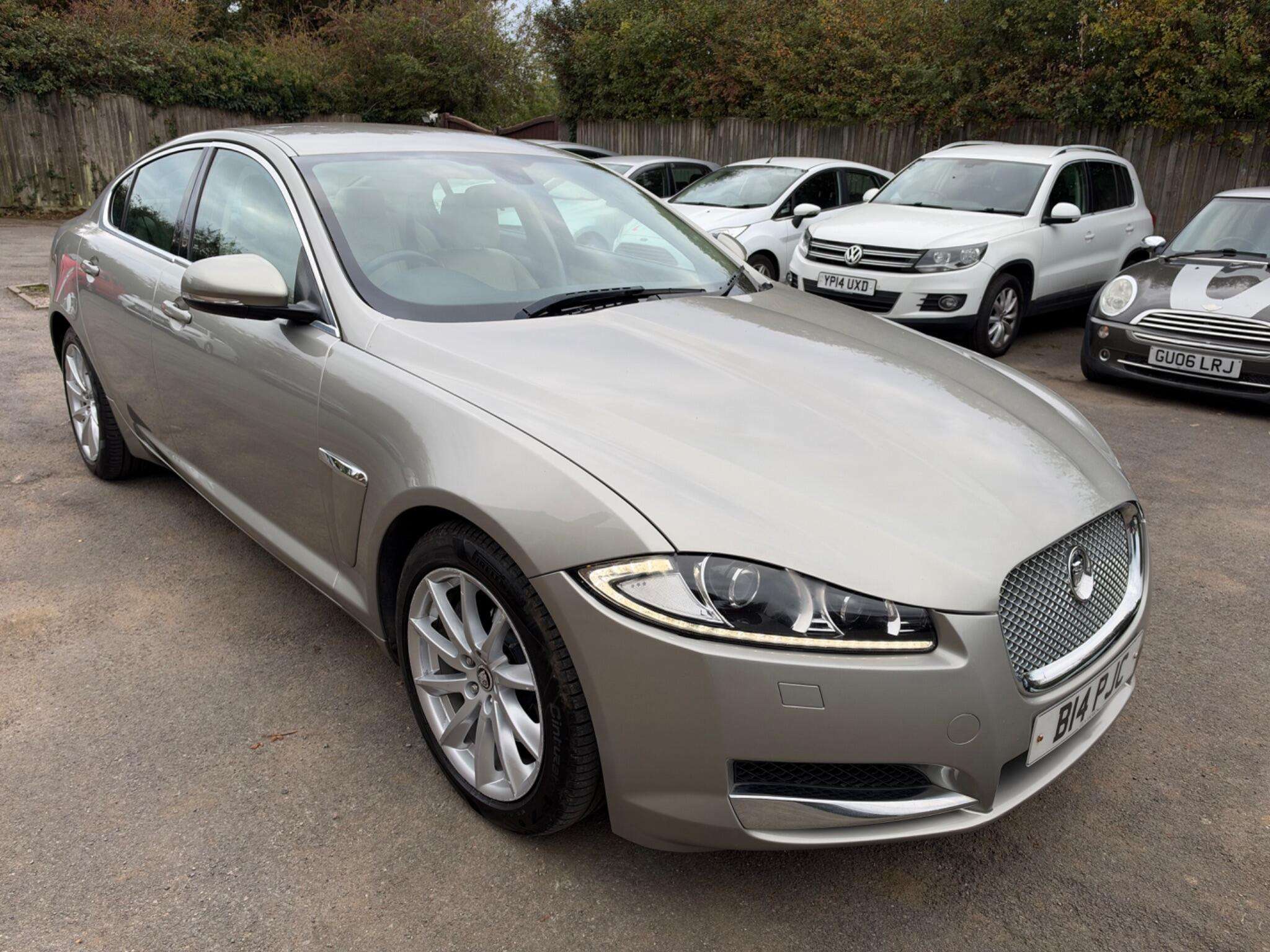 A 2013 JAGUAR XF 2.2d Luxury Auto Euro 5 (s/s) 4dr A 2013 JAGUAR XF 2.2d Luxury Auto Euro 5 (s/s) 4dr