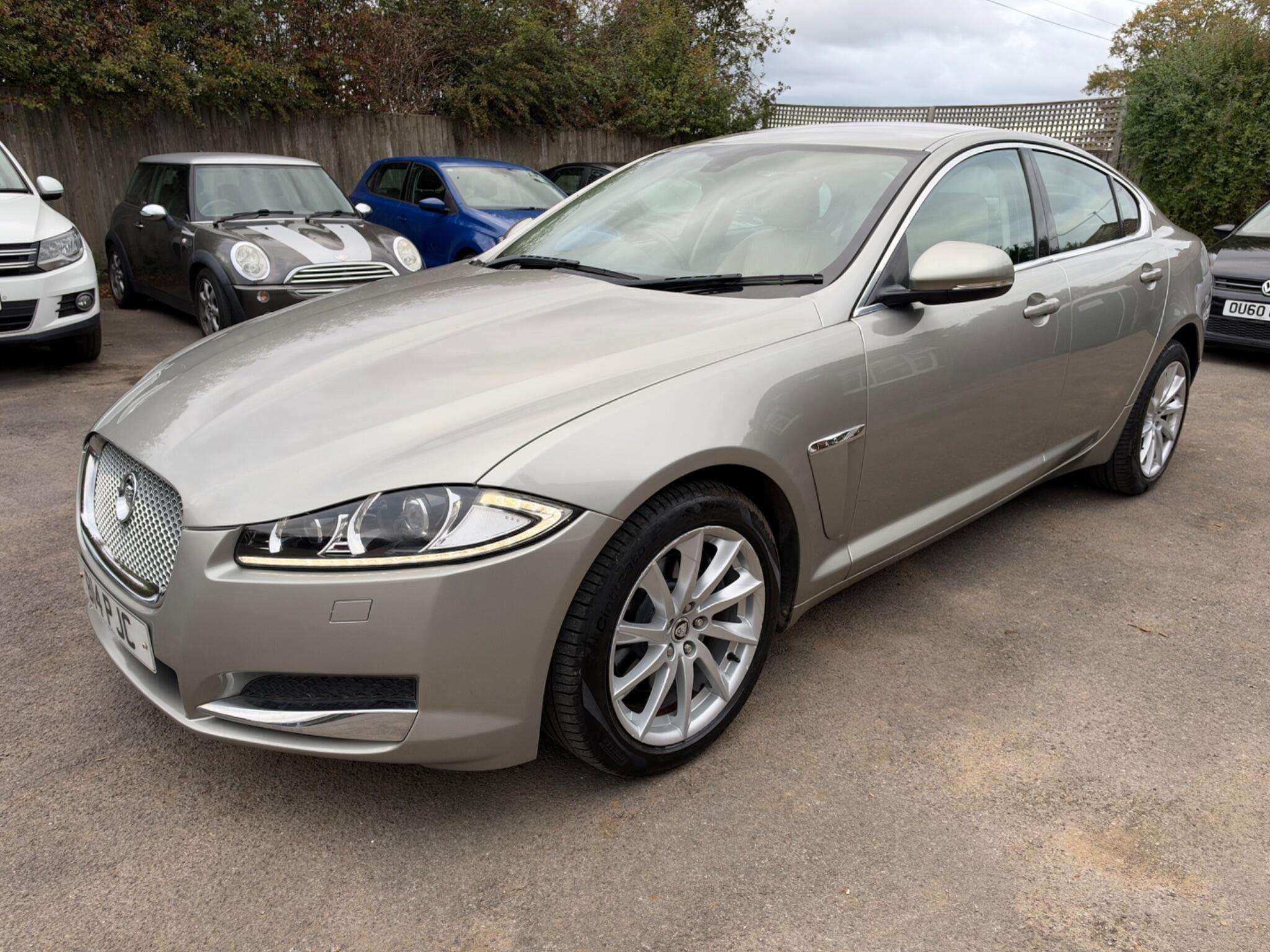 A 2013 JAGUAR XF 2.2d Luxury Auto Euro 5 (s/s) 4dr A 2013 JAGUAR XF 2.2d Luxury Auto Euro 5 (s/s) 4dr
