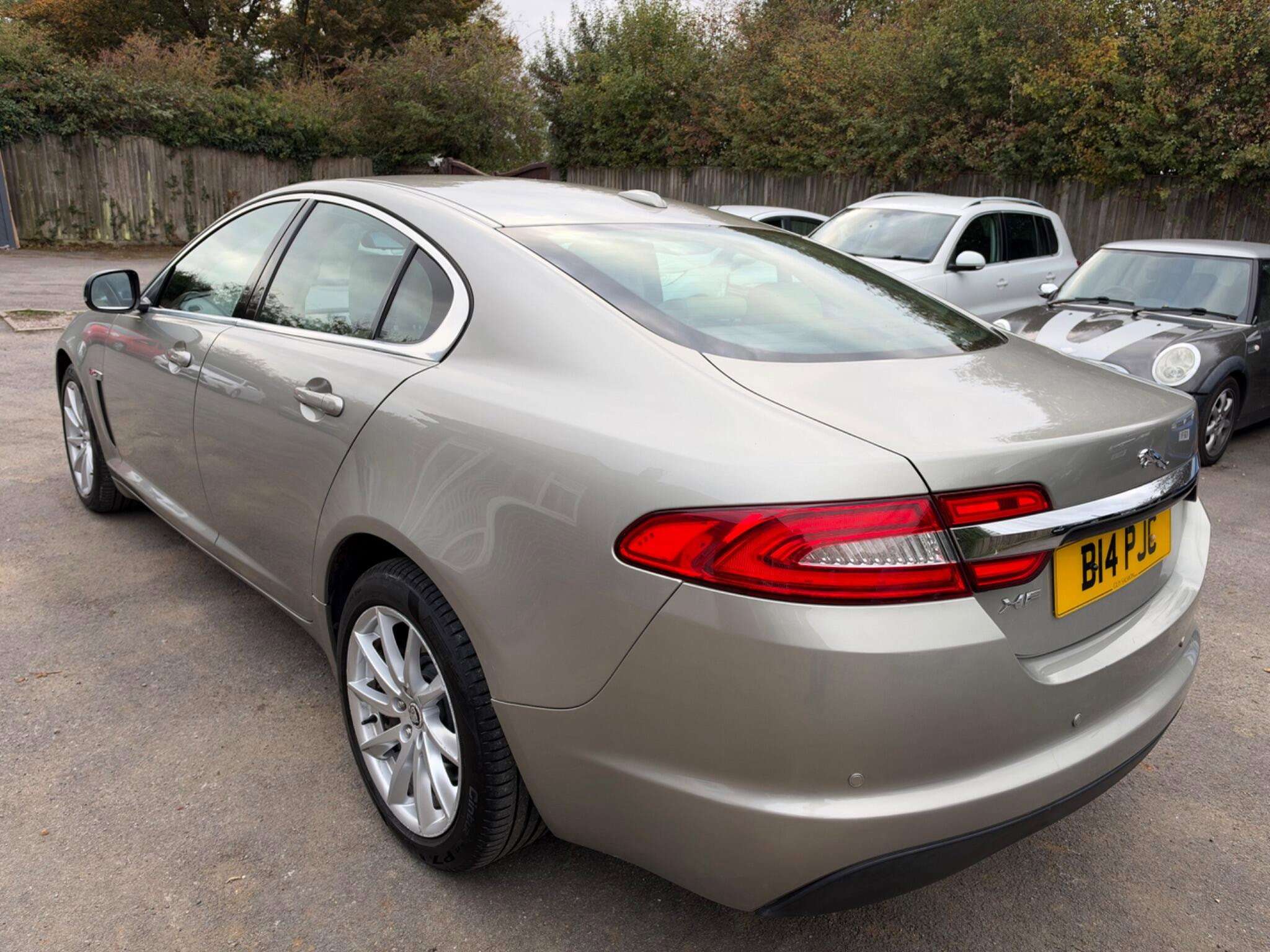 A 2013 JAGUAR XF 2.2d Luxury Auto Euro 5 (s/s) 4dr A 2013 JAGUAR XF 2.2d Luxury Auto Euro 5 (s/s) 4dr
