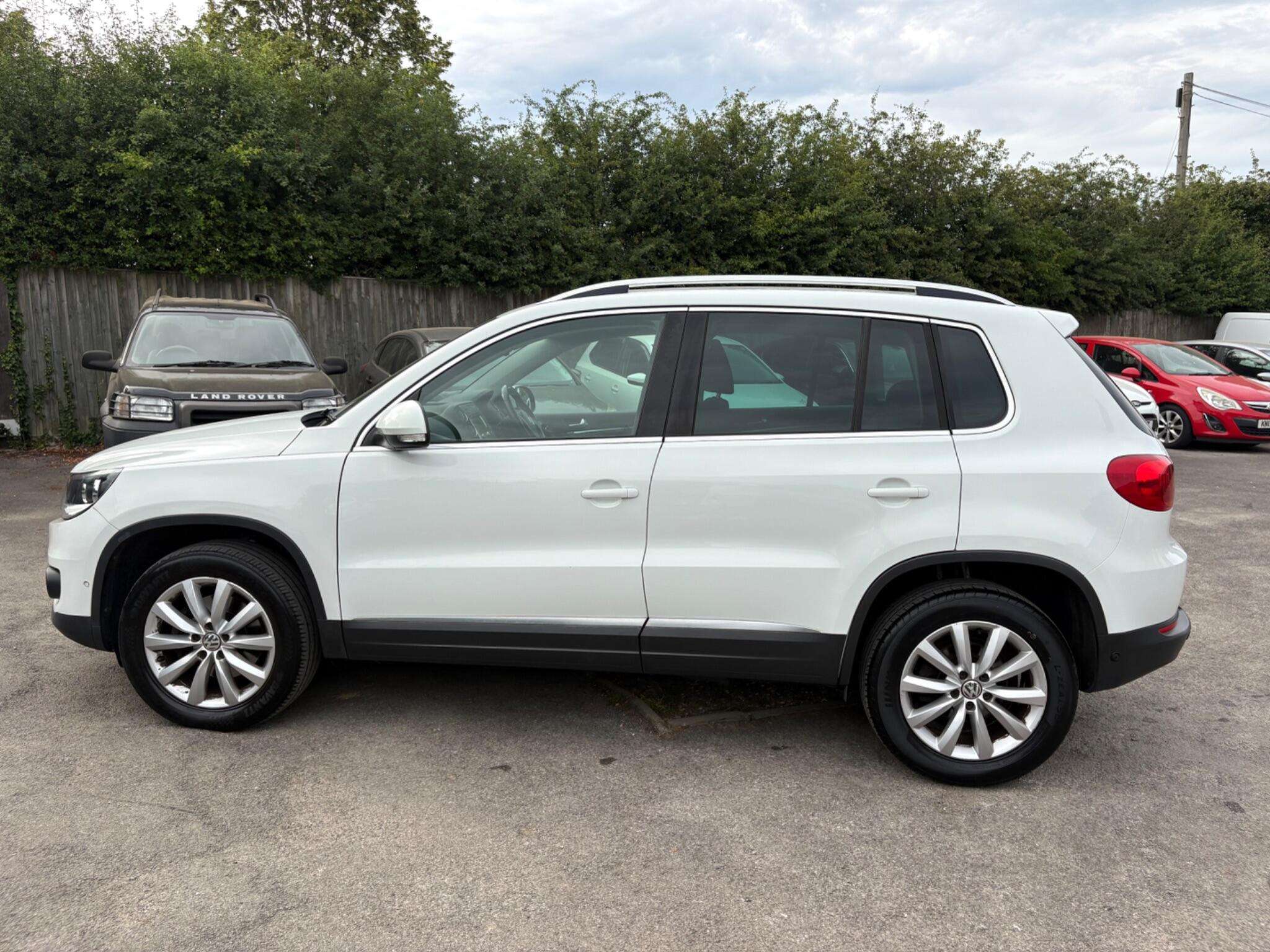A 2014 VOLKSWAGEN TIGUAN 2.0 TDI BlueMotion Tech Match 4WD Euro 5 (s/s) 5dr A 2014 VOLKSWAGEN TIGUAN 2.0 TDI BlueMotion Tech Match 4WD Euro 5 (s/s) 5dr