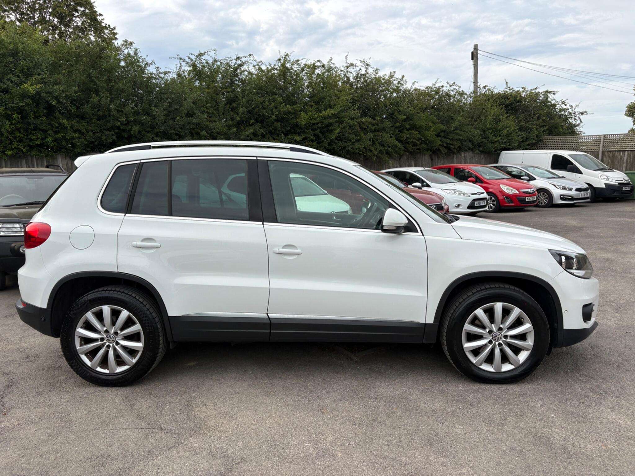 A 2014 VOLKSWAGEN TIGUAN 2.0 TDI BlueMotion Tech Match 4WD Euro 5 (s/s) 5dr A 2014 VOLKSWAGEN TIGUAN 2.0 TDI BlueMotion Tech Match 4WD Euro 5 (s/s) 5dr