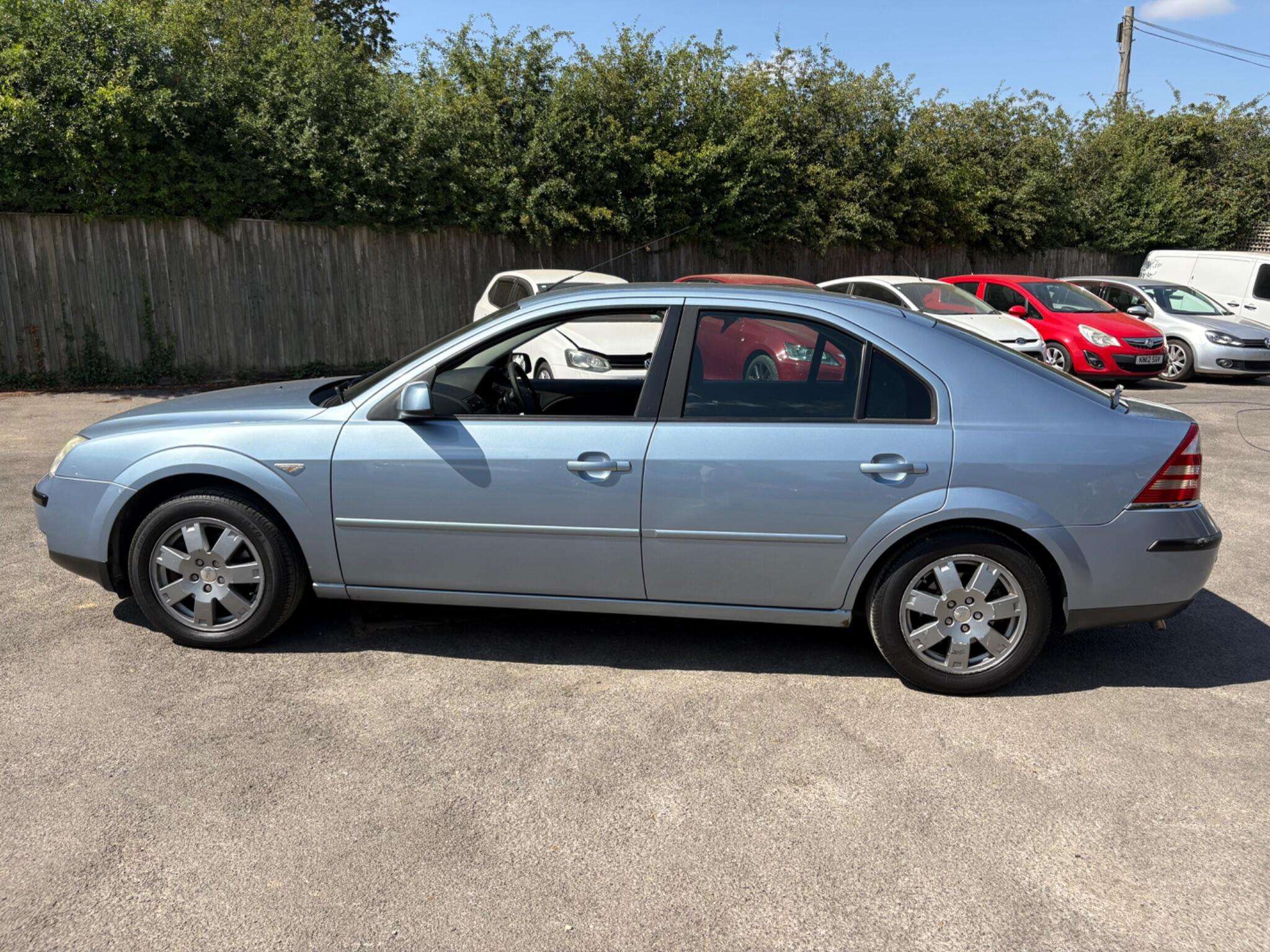 A 2006 FORD MONDEO 2.0 Zetec 5dr A 2006 FORD MONDEO 2.0 Zetec 5dr