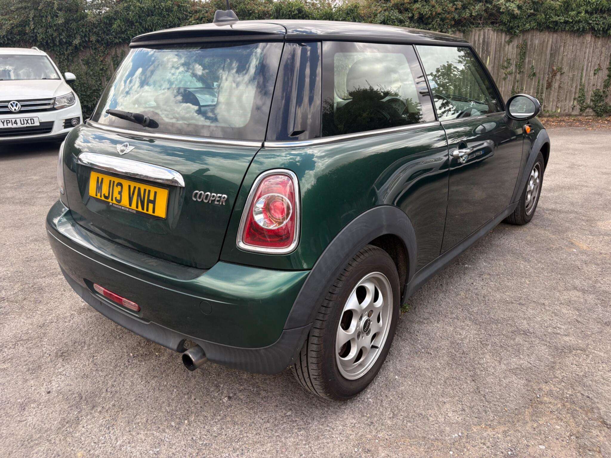 A 2013 MINI HATCH 1.6 Cooper Euro 5 (s/s) 3dr A 2013 MINI HATCH 1.6 Cooper Euro 5 (s/s) 3dr