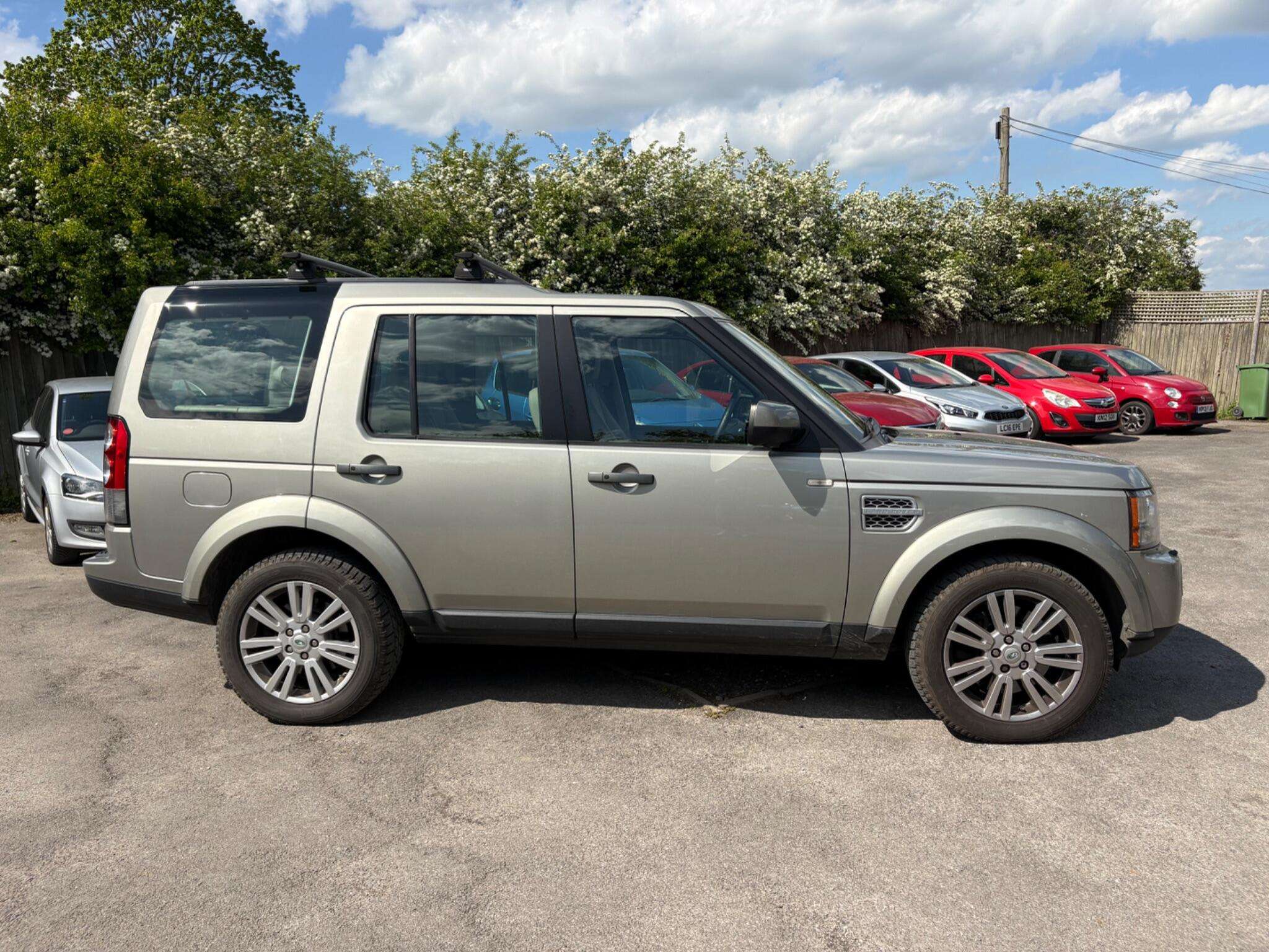 A 2010 LAND ROVER DISCOVERY 4 3.0 SD V6 HSE CommandShift 4WD Euro 5 5dr A 2010 LAND ROVER DISCOVERY 4 3.0 SD V6 HSE CommandShift 4WD Euro 5 5dr