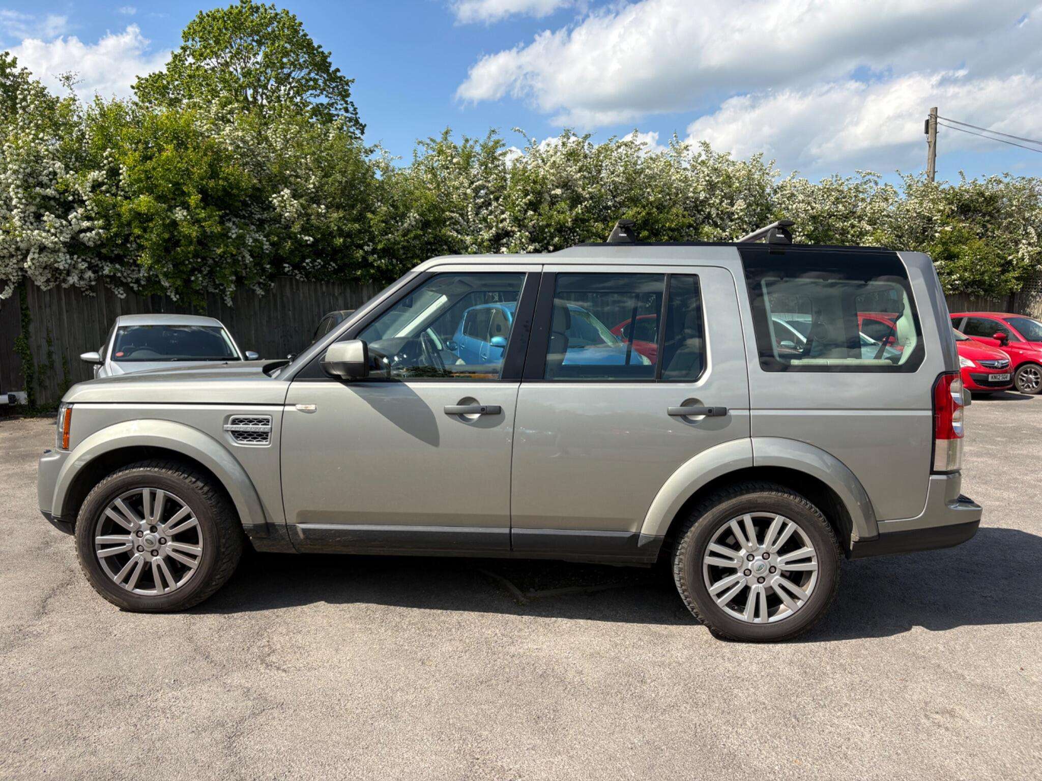 A 2010 LAND ROVER DISCOVERY 4 3.0 SD V6 HSE CommandShift 4WD Euro 5 5dr A 2010 LAND ROVER DISCOVERY 4 3.0 SD V6 HSE CommandShift 4WD Euro 5 5dr