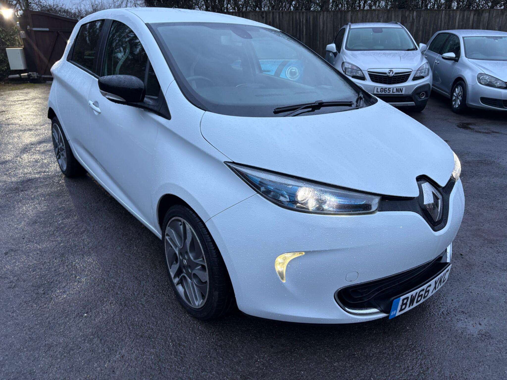 A 2016 RENAULT ZOE 22kWh Dynamique Nav Auto 5dr (Battery Lease) A 2016 RENAULT ZOE 22kWh Dynamique Nav Auto 5dr (Battery Lease)
