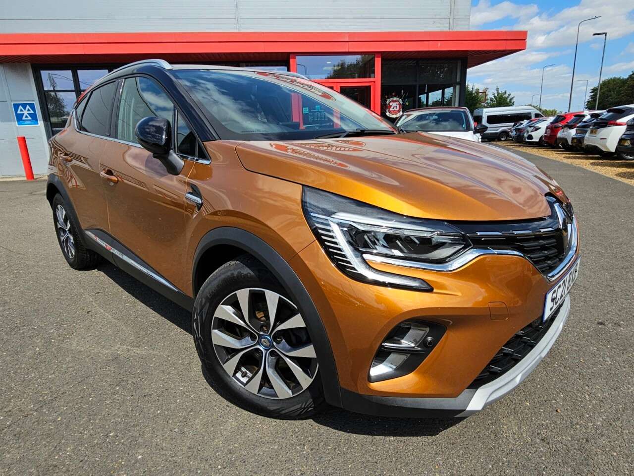 A 2021 RENAULT CAPTUR 1.6 E-TECH 9.8kWh S Edition SUV 5dr Petrol Plug-in Hybrid Auto Euro 6 (s/s) A 2021 RENAULT CAPTUR 1.6 E-TECH 9.8kWh S Edition SUV 5dr Petrol Plug-in Hybrid Auto Euro 6 (s/s)