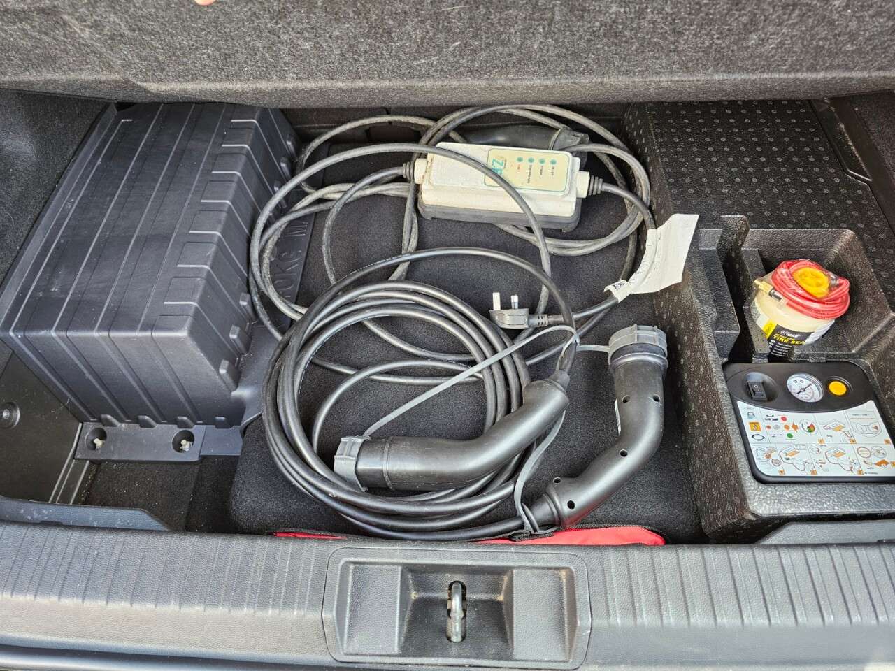 A 2021 RENAULT CAPTUR 1.6 E-TECH 9.8kWh S Edition SUV 5dr Petrol Plug-in Hybrid Auto Euro 6 (s/s) A 2021 RENAULT CAPTUR 1.6 E-TECH 9.8kWh S Edition SUV 5dr Petrol Plug-in Hybrid Auto Euro 6 (s/s)