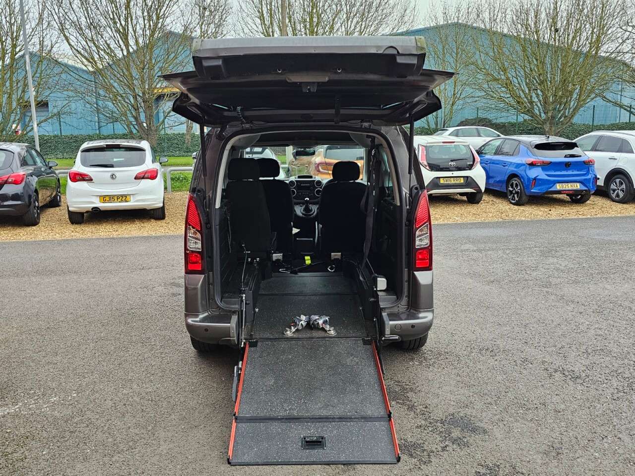 A 2018 PEUGEOT PARTNER TEPEE 1.6 BlueHDi Allure MPV 5dr Diesel Manual Euro 6 (s/s) (100 ps) A 2018 PEUGEOT PARTNER TEPEE 1.6 BlueHDi Allure MPV 5dr Diesel Manual Euro 6 (s/s) (100 ps)