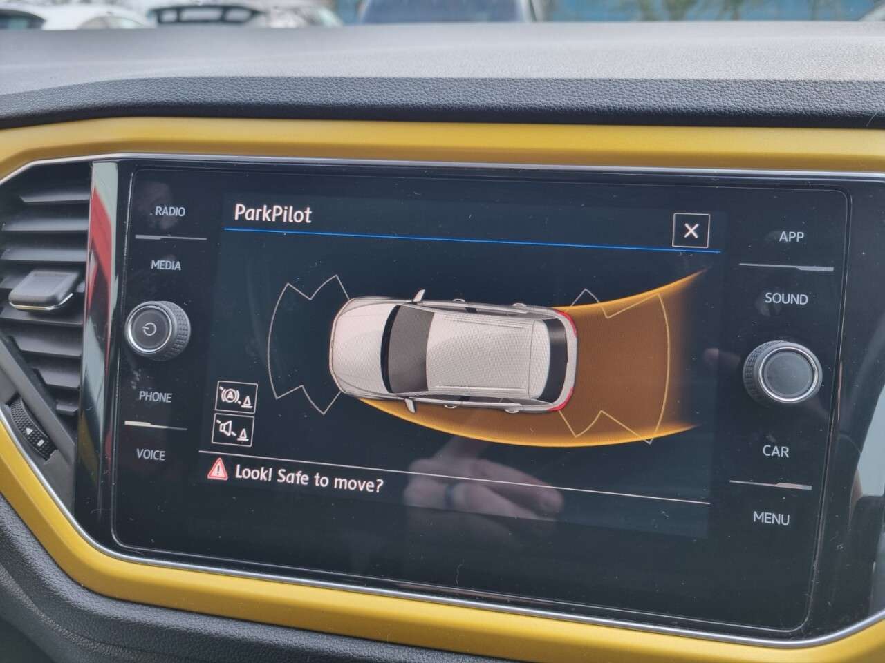 A 2018 VOLKSWAGEN T-ROC 1.0 TSI Design SUV 5dr Petrol Manual Euro 6 (s/s) (115 ps) A 2018 VOLKSWAGEN T-ROC 1.0 TSI Design SUV 5dr Petrol Manual Euro 6 (s/s) (115 ps)