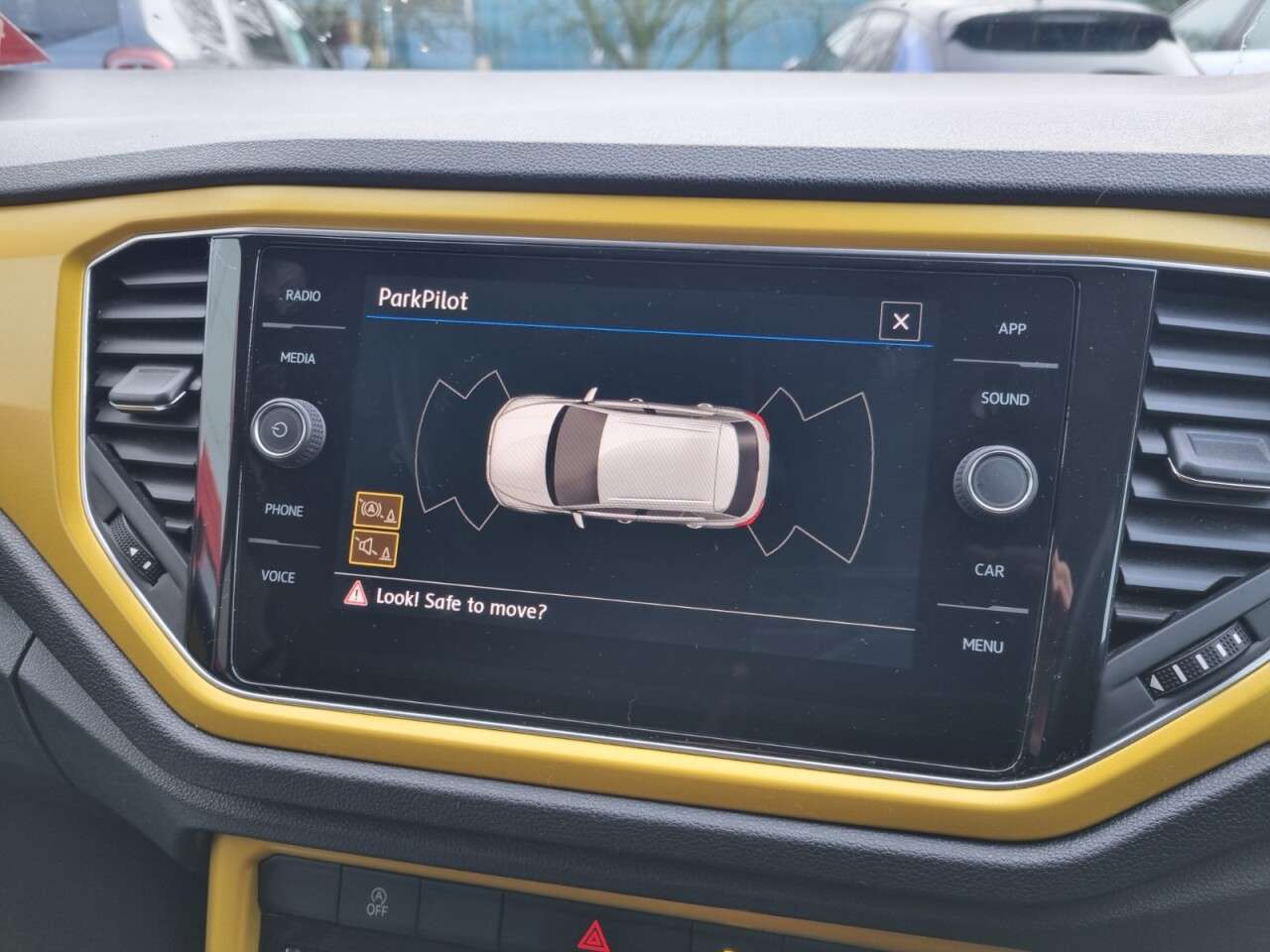 A 2018 VOLKSWAGEN T-ROC 1.0 TSI Design SUV 5dr Petrol Manual Euro 6 (s/s) (115 ps) A 2018 VOLKSWAGEN T-ROC 1.0 TSI Design SUV 5dr Petrol Manual Euro 6 (s/s) (115 ps)