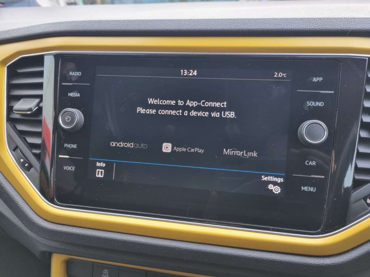 A 2018 VOLKSWAGEN T-ROC 1.0 TSI Design SUV 5dr Petrol Manual Euro 6 (s/s) (115 ps) A 2018 VOLKSWAGEN T-ROC 1.0 TSI Design SUV 5dr Petrol Manual Euro 6 (s/s) (115 ps)