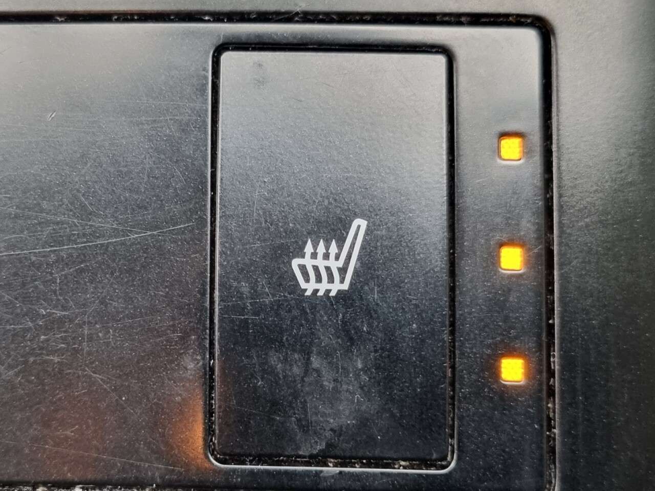 A 2014 LEXUS IS 2.5 300h Luxury Saloon 4dr Petrol Hybrid E-CVT Euro 5 (s/s) (223 ps) A 2014 LEXUS IS 2.5 300h Luxury Saloon 4dr Petrol Hybrid E-CVT Euro 5 (s/s) (223 ps)