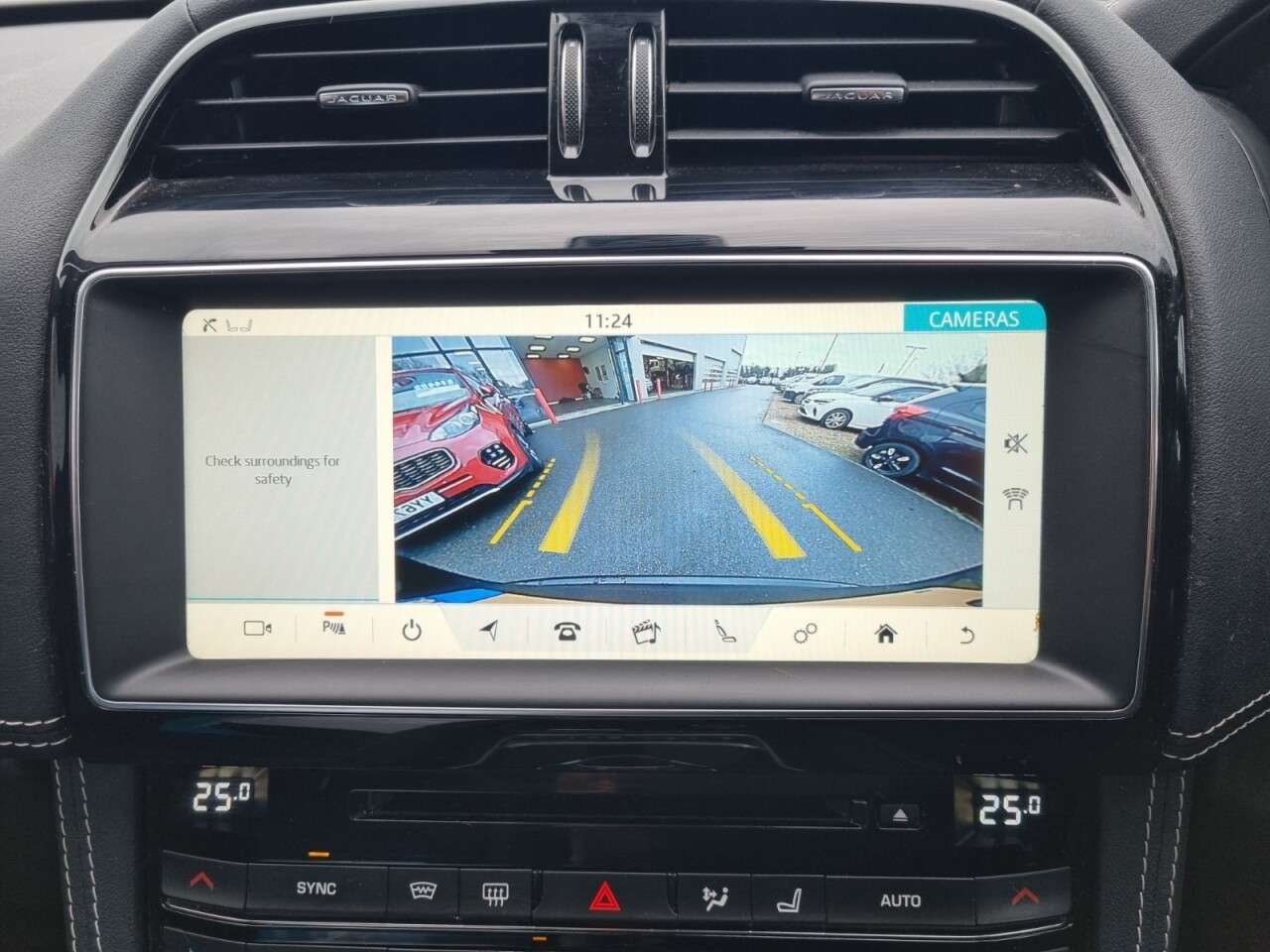 A 2020 JAGUAR F-PACE 2.0 D180 Chequered Flag SUV 5dr Diesel Auto AWD Euro 6 (s/s) (180 ps) A 2020 JAGUAR F-PACE 2.0 D180 Chequered Flag SUV 5dr Diesel Auto AWD Euro 6 (s/s) (180 ps)