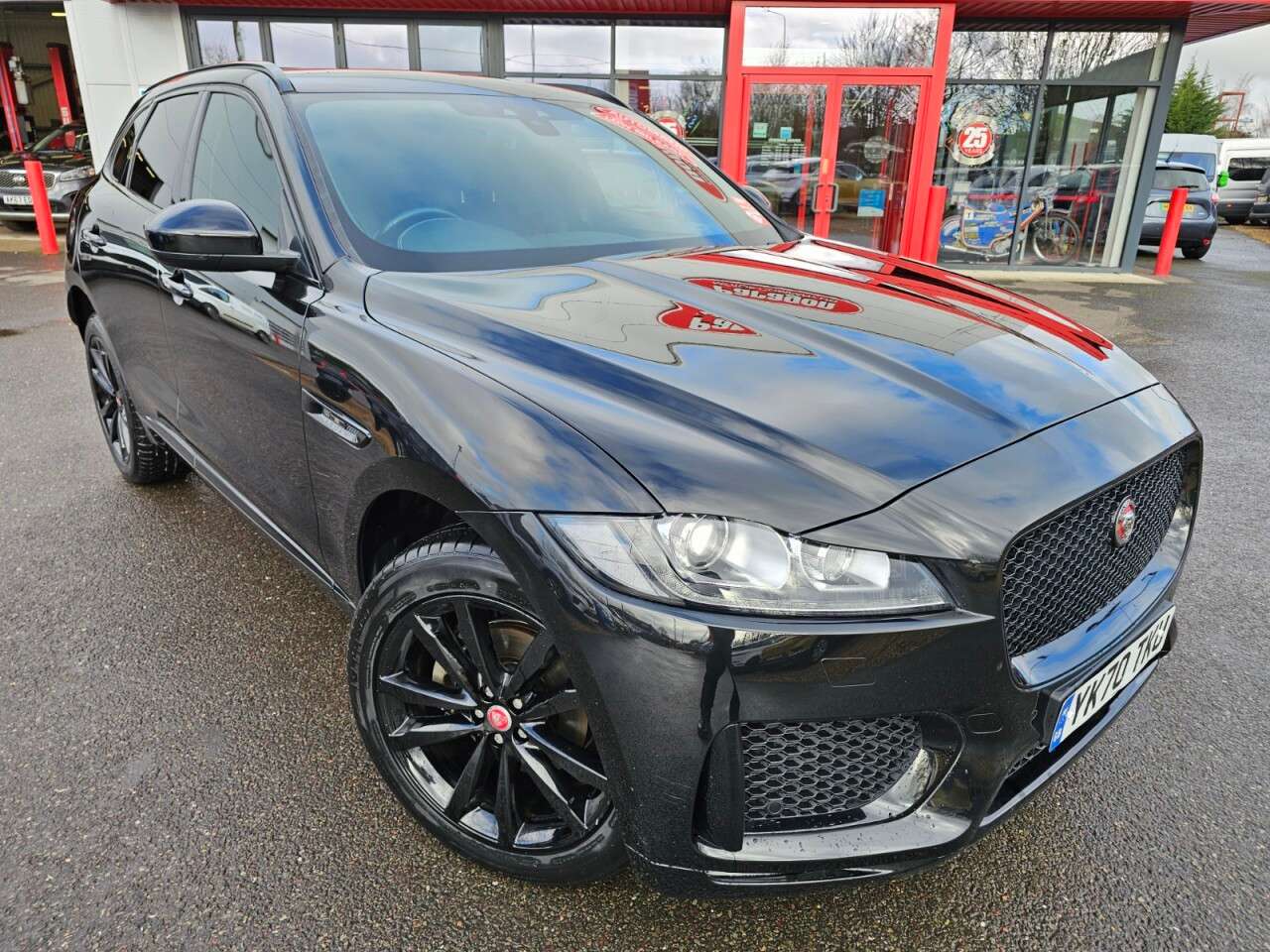 A 2020 JAGUAR F-PACE 2.0 D180 Chequered Flag SUV 5dr Diesel Auto AWD Euro 6 (s/s) (180 ps) A 2020 JAGUAR F-PACE 2.0 D180 Chequered Flag SUV 5dr Diesel Auto AWD Euro 6 (s/s) (180 ps)