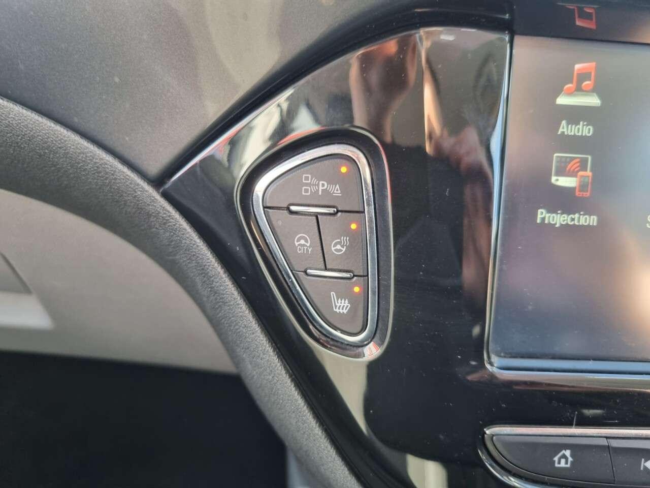 A 2017 VAUXHALL CORSA 1.4i ecoFLEX SE Hatchback 5dr Petrol Manual Euro 6 (90 ps) A 2017 VAUXHALL CORSA 1.4i ecoFLEX SE Hatchback 5dr Petrol Manual Euro 6 (90 ps)