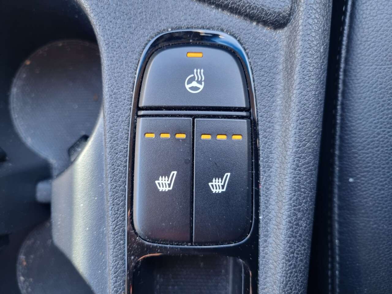 A 2017 KIA NIRO 1.6h GDi 3 SUV 5dr Petrol Hybrid DCT Euro 6 (s/s) (139 bhp) A 2017 KIA NIRO 1.6h GDi 3 SUV 5dr Petrol Hybrid DCT Euro 6 (s/s) (139 bhp)