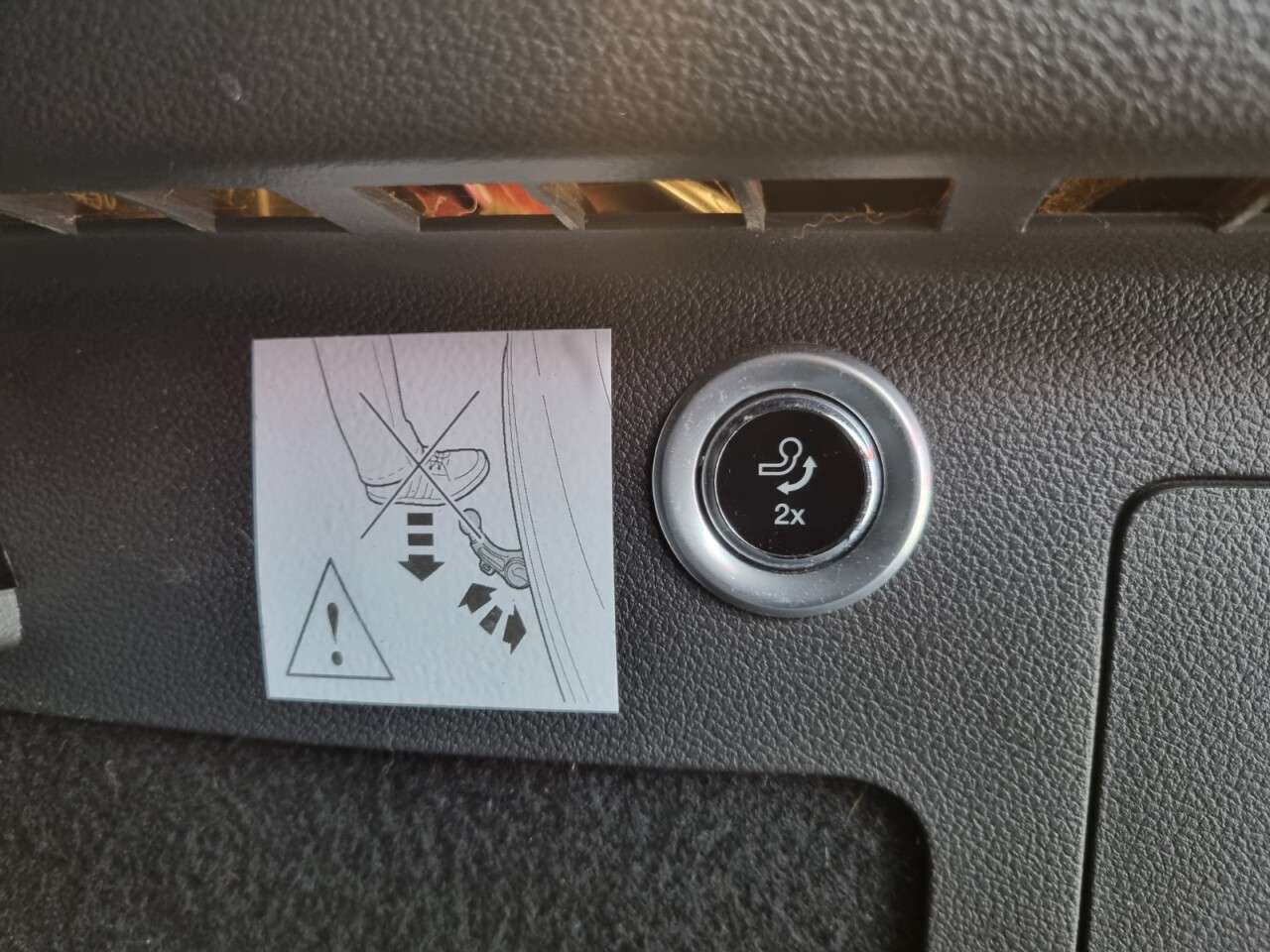 A 2017 FORD KUGA 2.0 TDCi Titanium SUV 5dr Diesel Powershift AWD Euro 6 (s/s) (180 ps) A 2017 FORD KUGA 2.0 TDCi Titanium SUV 5dr Diesel Powershift AWD Euro 6 (s/s) (180 ps)